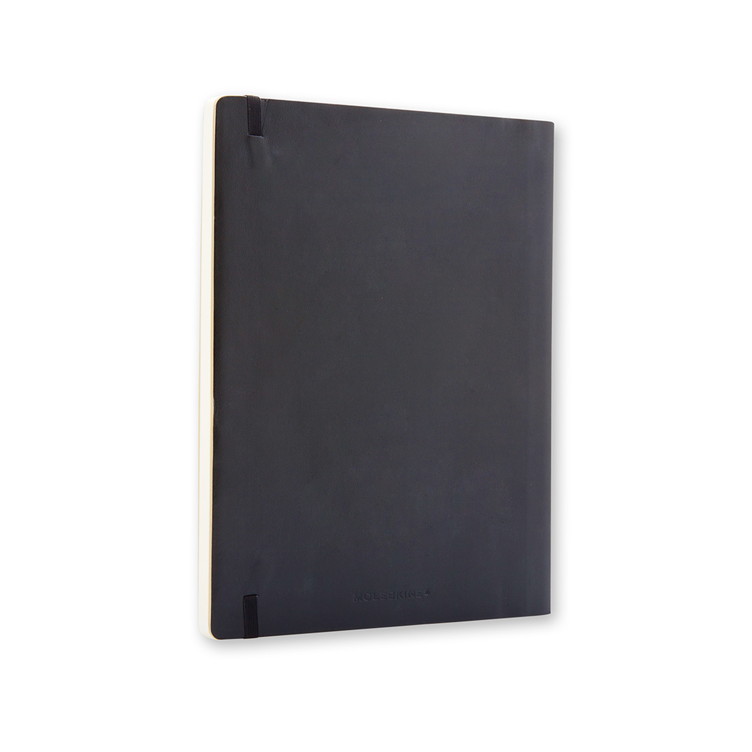 Ein schwarzes Moleskine-Notizbuch steht vertikal, gesichert mit einem schwarzen Gummiband, vor einem weißen Hintergrund.