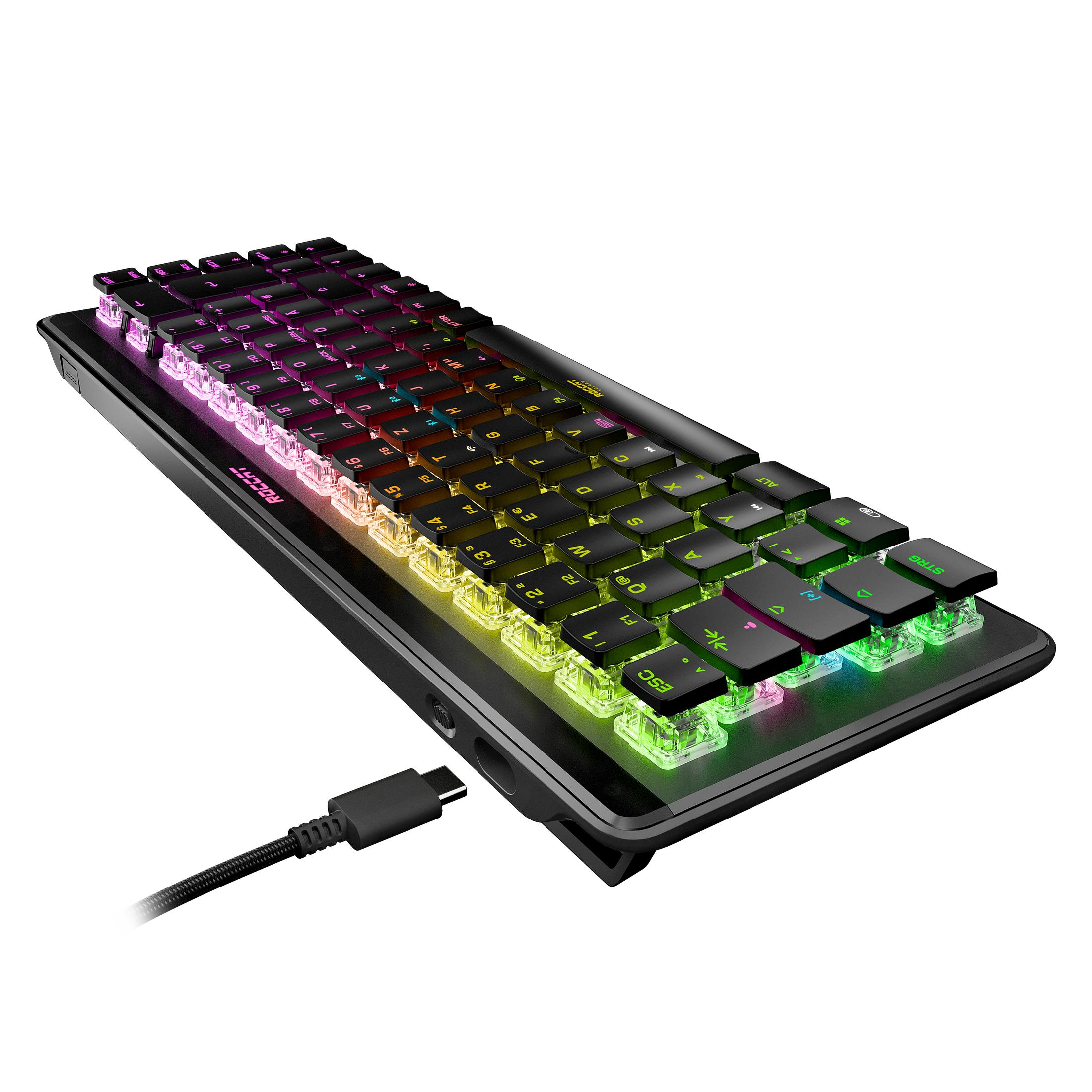 Schräge Ansicht einer schwarzen Roccat Gaming-Tastatur mit beleuchteten Tasten, USB-C-Kabel sichtbar.