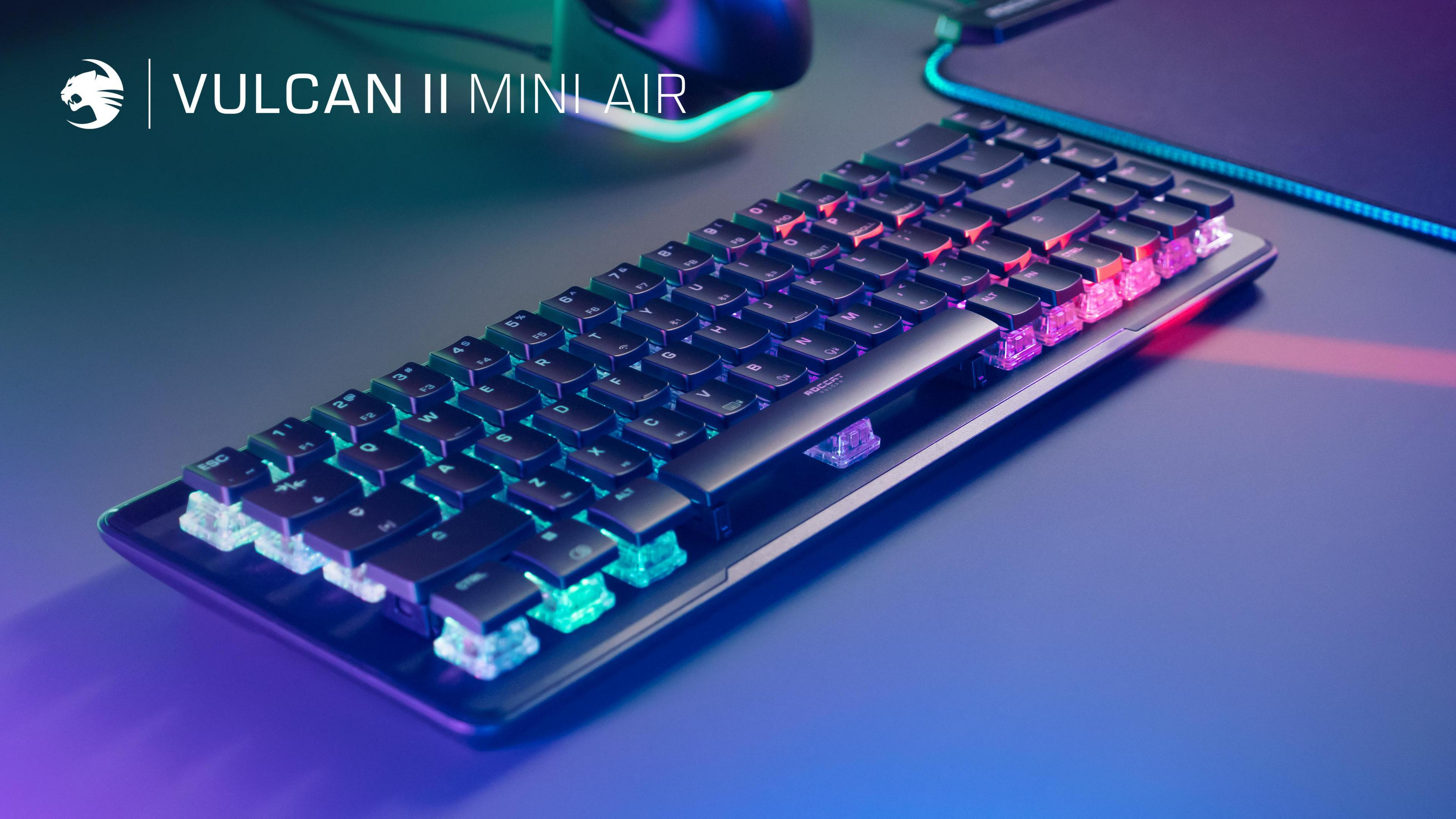 Schräge Ansicht der schwarzen Roccat Vulcan II Mini Air Tastatur mit bunten, beleuchteten Tasten.