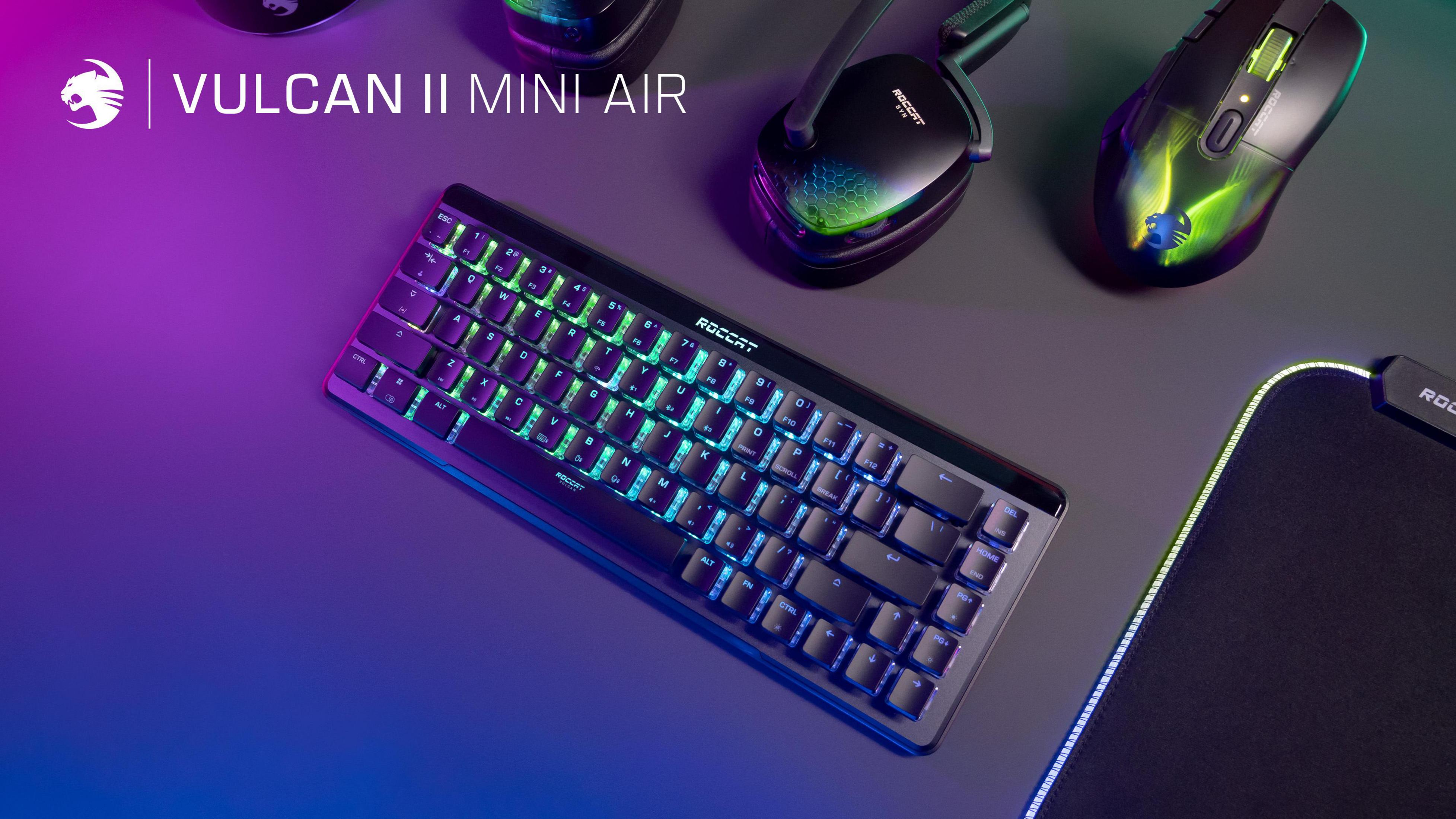 Roccat Vulcan II Mini Air Tastatur mit Headset, Maus und Mauspad auf dem Schreibtisch.