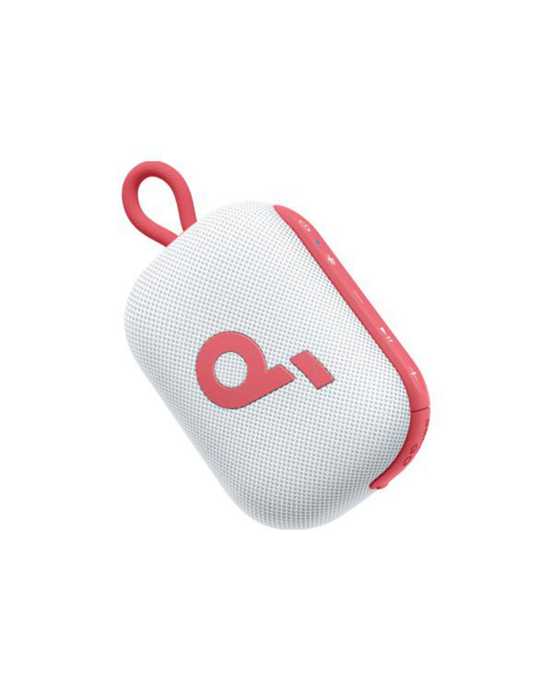 Un piccolo altoparlante portatile bianco con un accento rosa e un anello rosa per appenderlo su uno sfondo bianco.