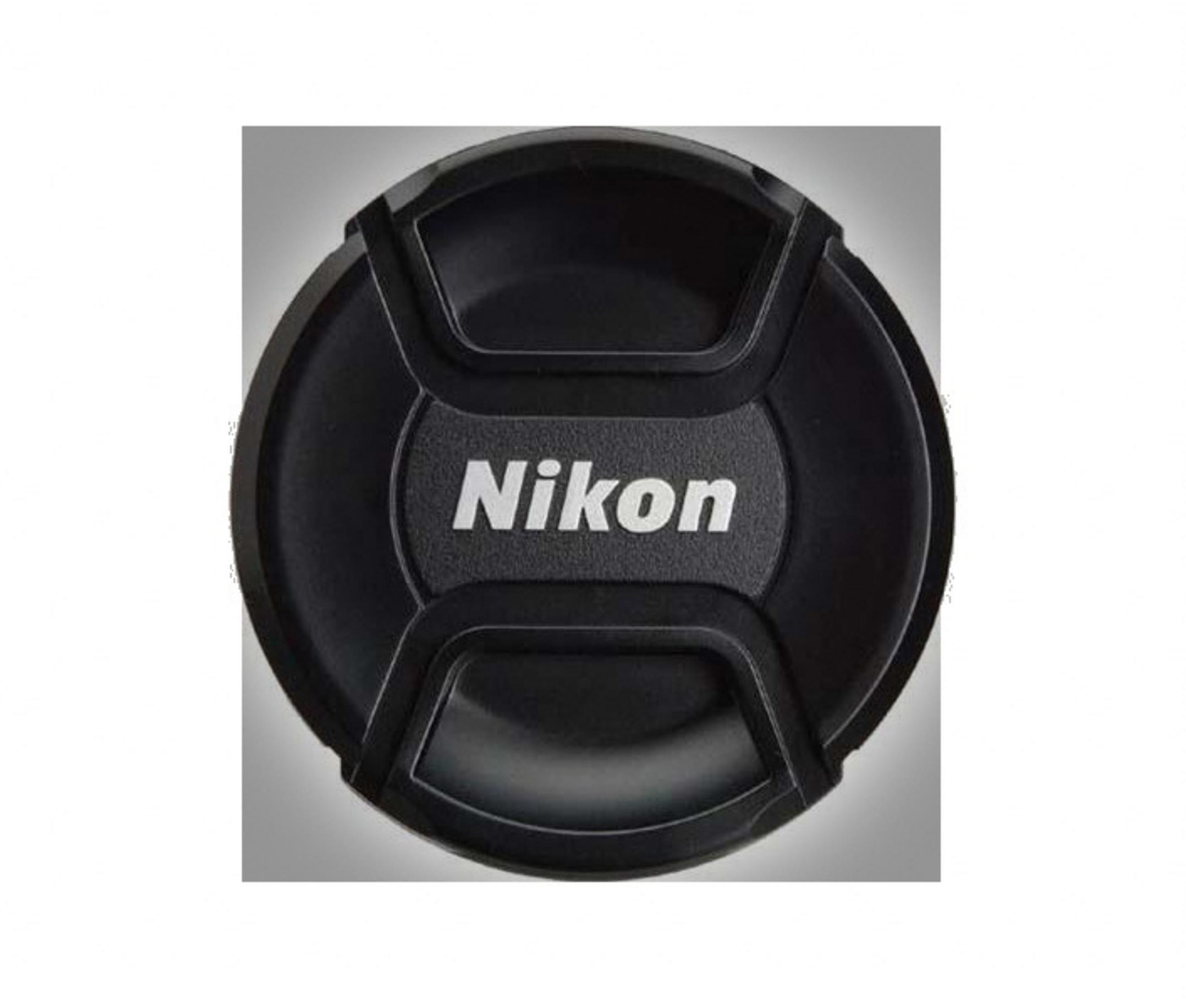 Tappo per obiettivo Nikon nero con scritta bianca "Nikon" centrata, sfondo grigio.