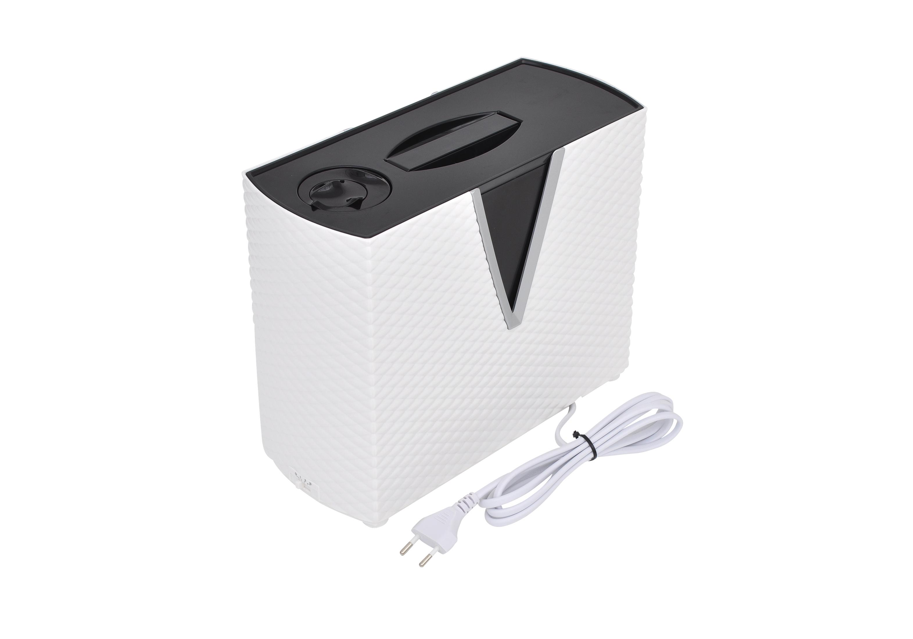 Un purificateur d'air blanc avec un dessus noir et une touche argentée, à côté d'un cordon d'alimentation blanc.