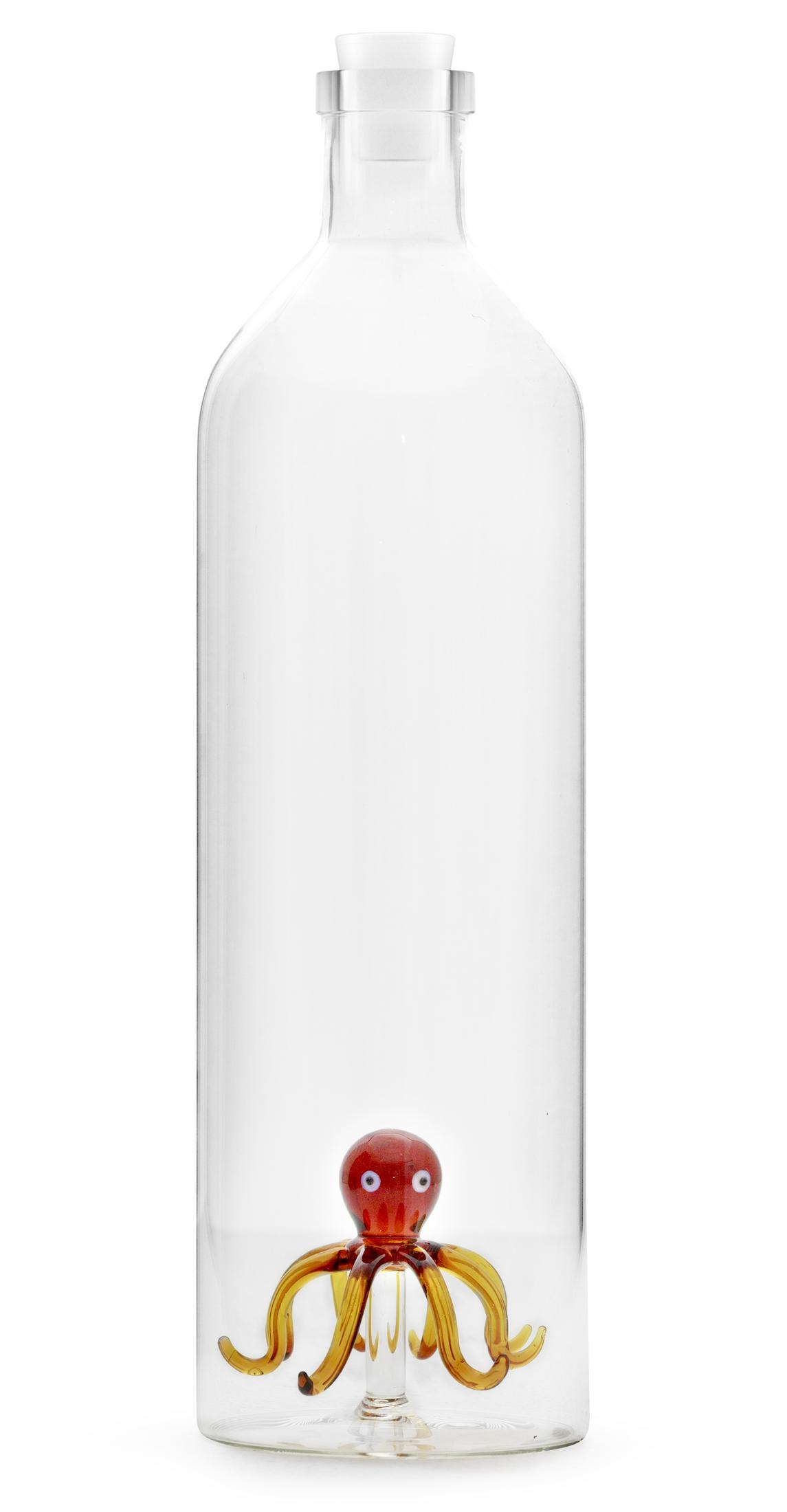 Eine klare Glasflasche mit einem orangefarbenen Oktopus im Inneren, auf einem weißen Hintergrund. Der Oktopus hat große Augen.