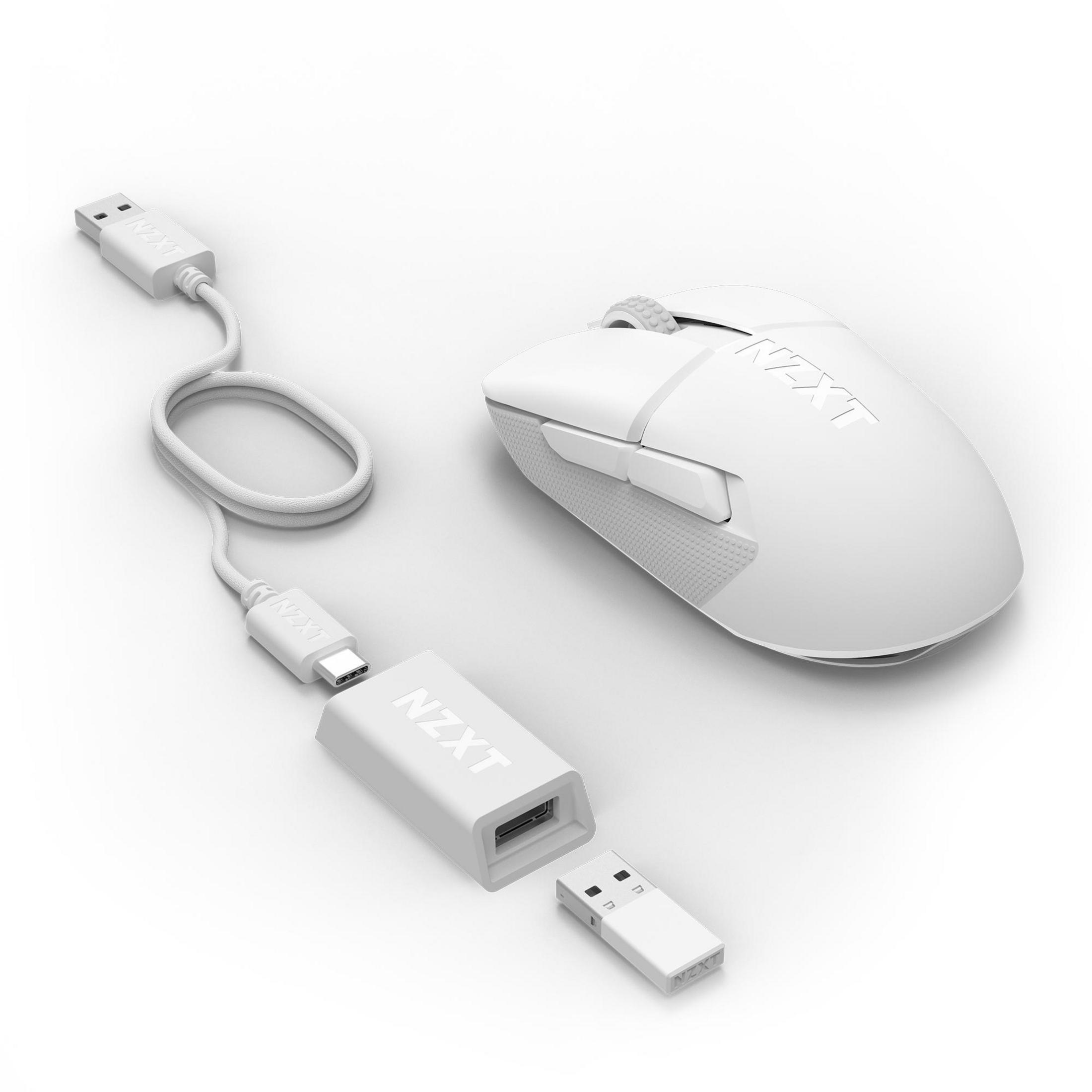 Eine weiße Computermaus befindet sich neben ihrem Ladekabel und USB-Dongle auf einem weißen Hintergrund.