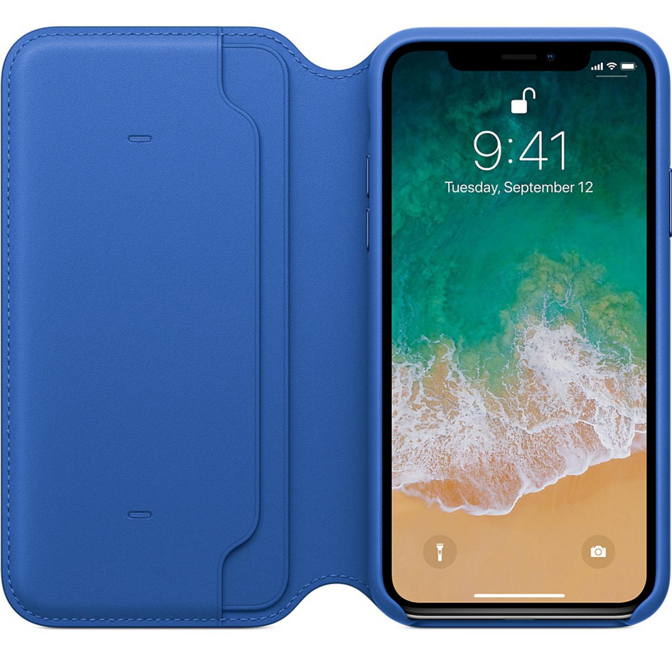 Un étui bleu pour iPhone ouvert, montrant l'écran du téléphone avec l'heure.