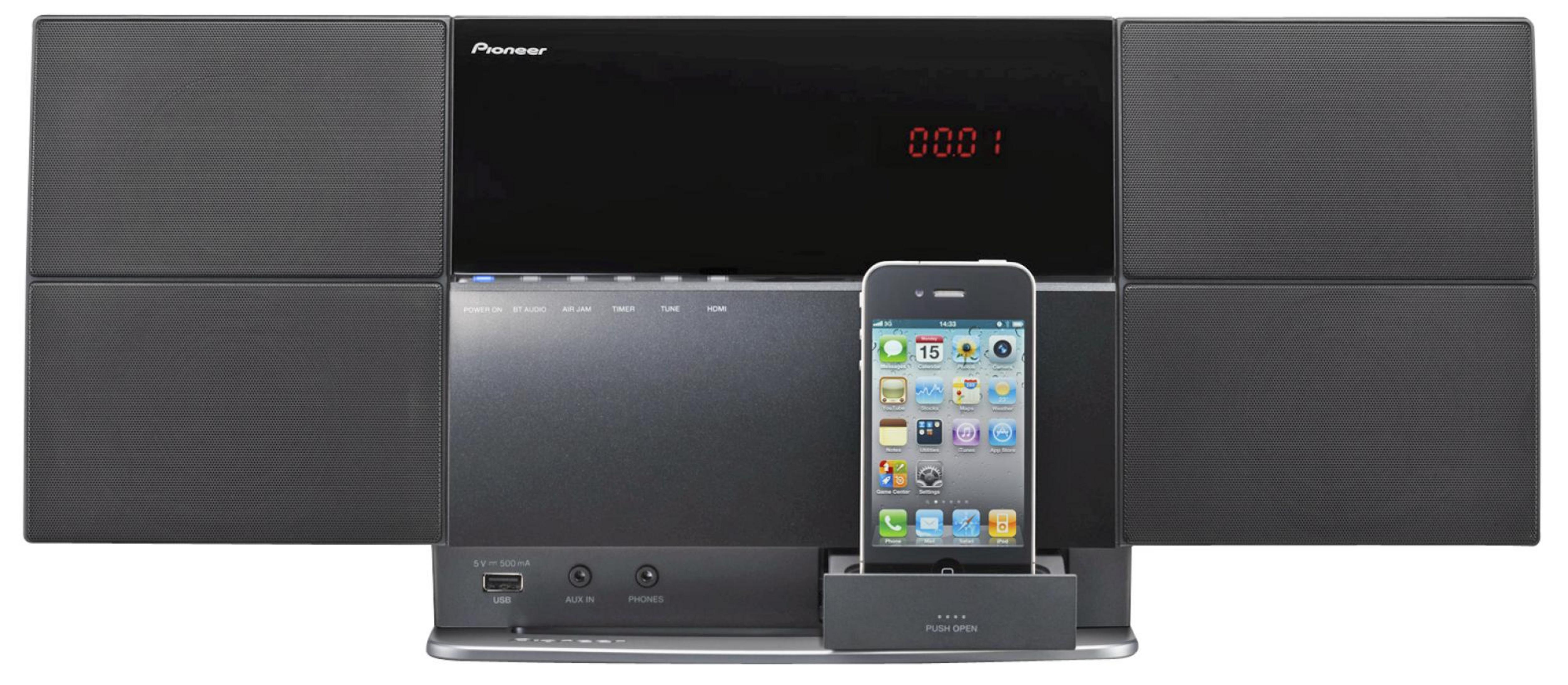 Beyaz bir arka plan üzerinde yuvasında iPhone bulunan siyah Pioneer stereo sistemi.