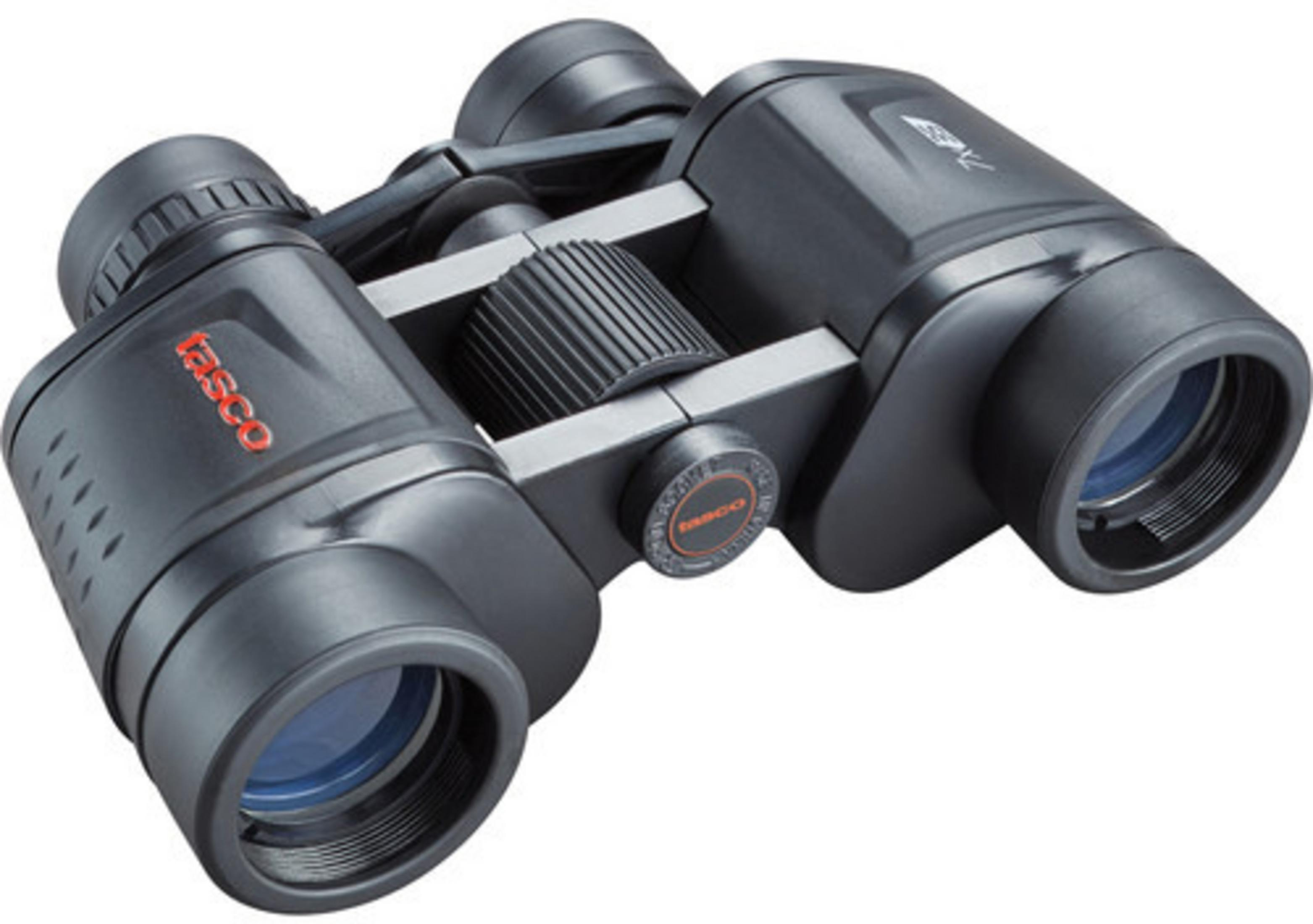 Ein schwarzes Tasco-Fernglas, leicht nach links geneigt, auf einem weißen Hintergrund.