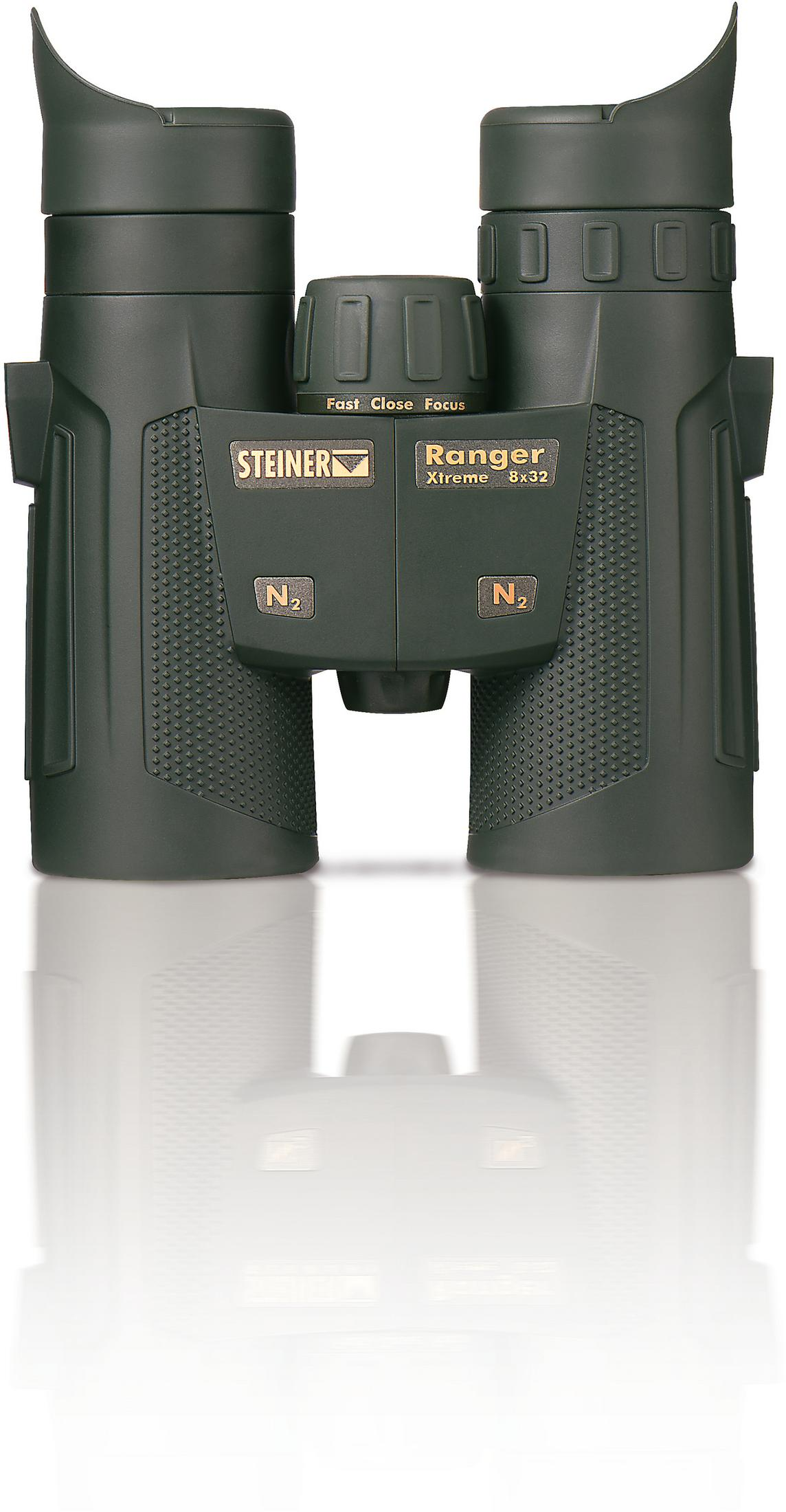 Ein Paar grüne Steiner Ranger Xtreme 8x32 Ferngläser sind auf einem weißen Hintergrund positioniert und werfen eine Reflexion.