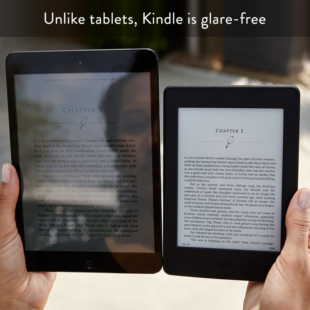 Zwei Kindles nebeneinander, die Text anzeigen. Einer ist blendfrei und hebt die Lesbarkeit hervor.
