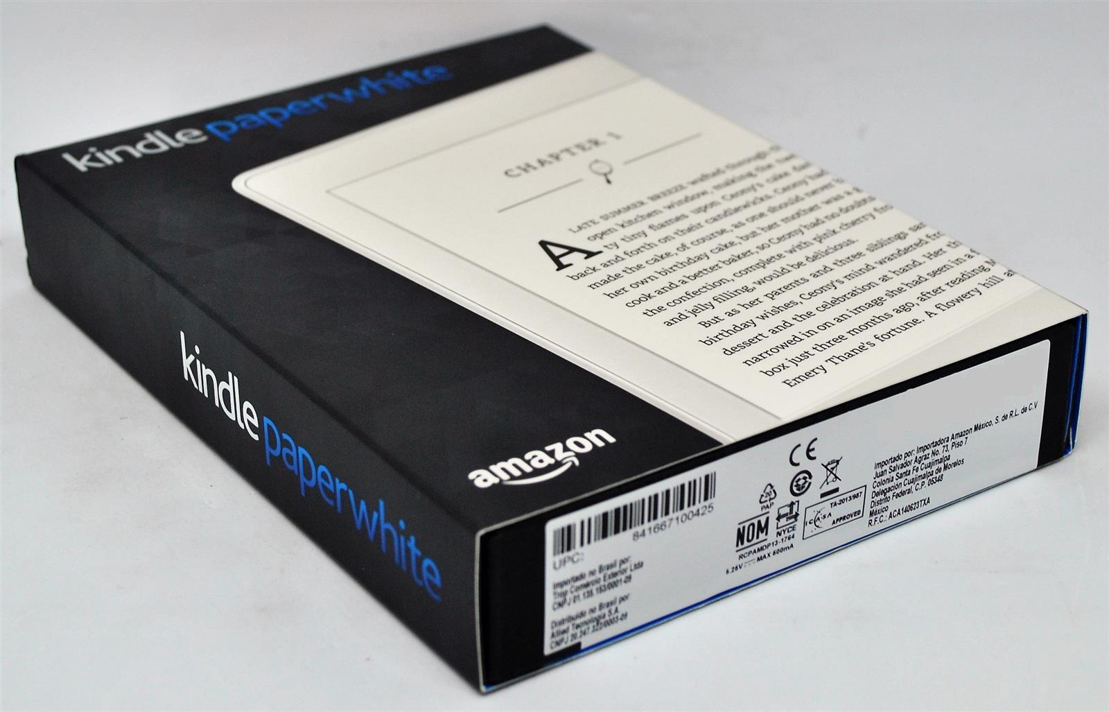 Kindle Paperwhite-Box mit Produktdetails und Branding, schräge Ansicht auf einer weißen Oberfläche.