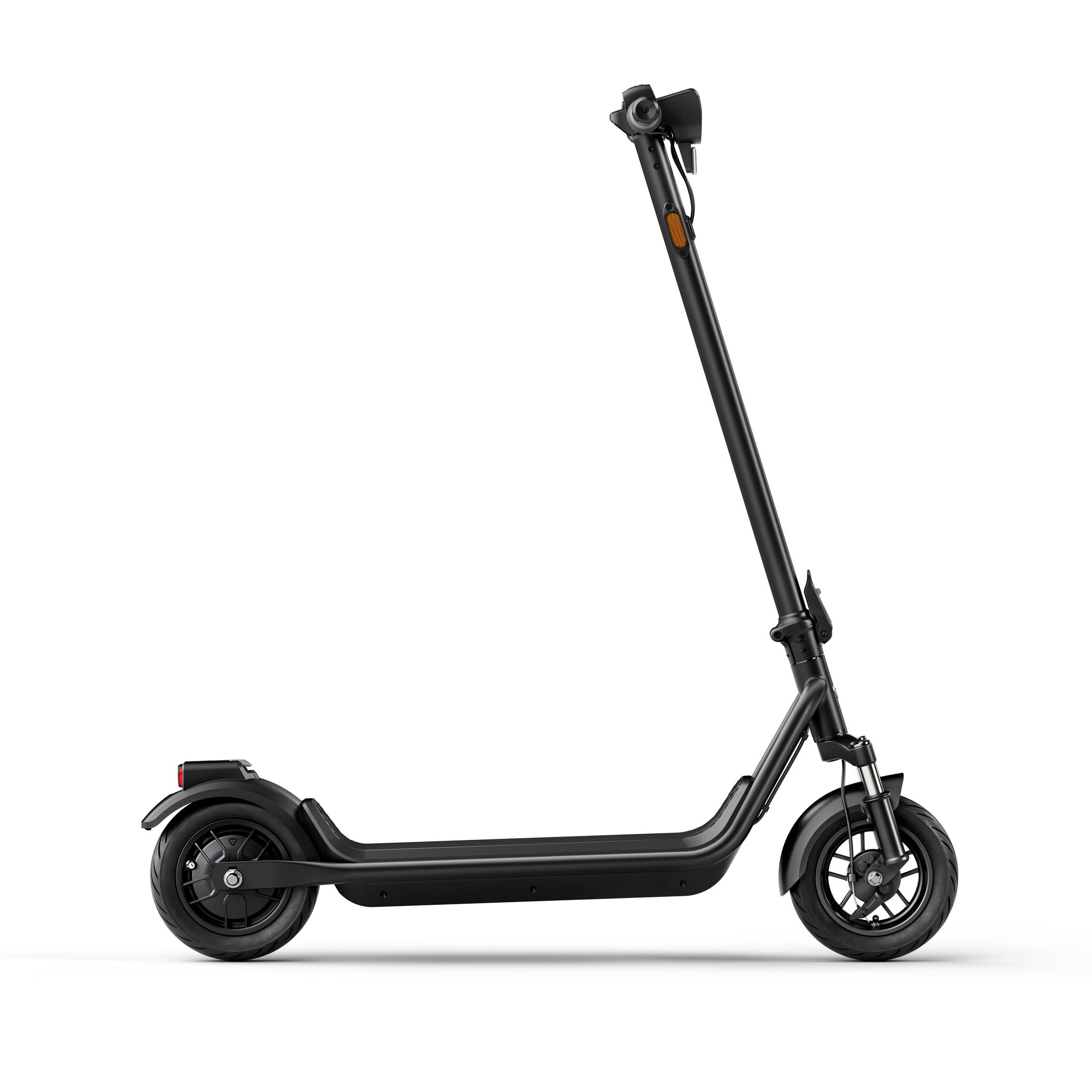 Une trottinette électrique noire vue de côté, isolée sur un fond blanc, présentant ses caractéristiques.