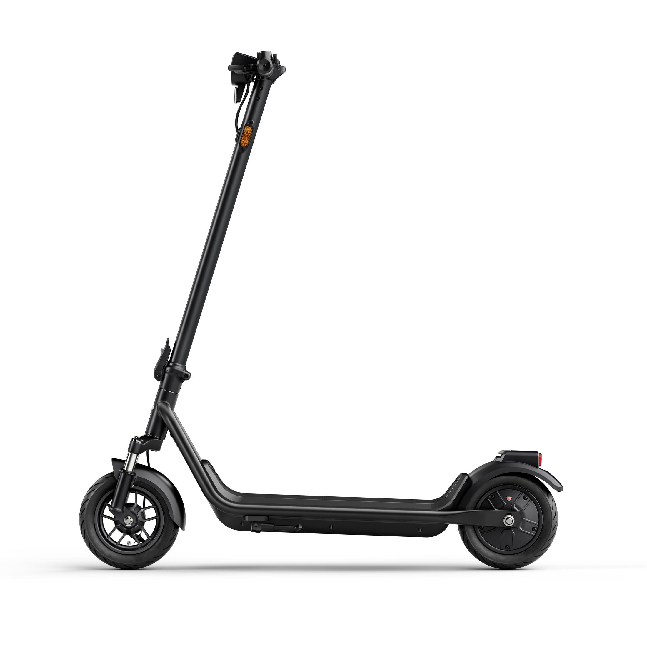 Une trottinette électrique noire, vue de côté, isolée sur un fond blanc, mettant en valeur son design.