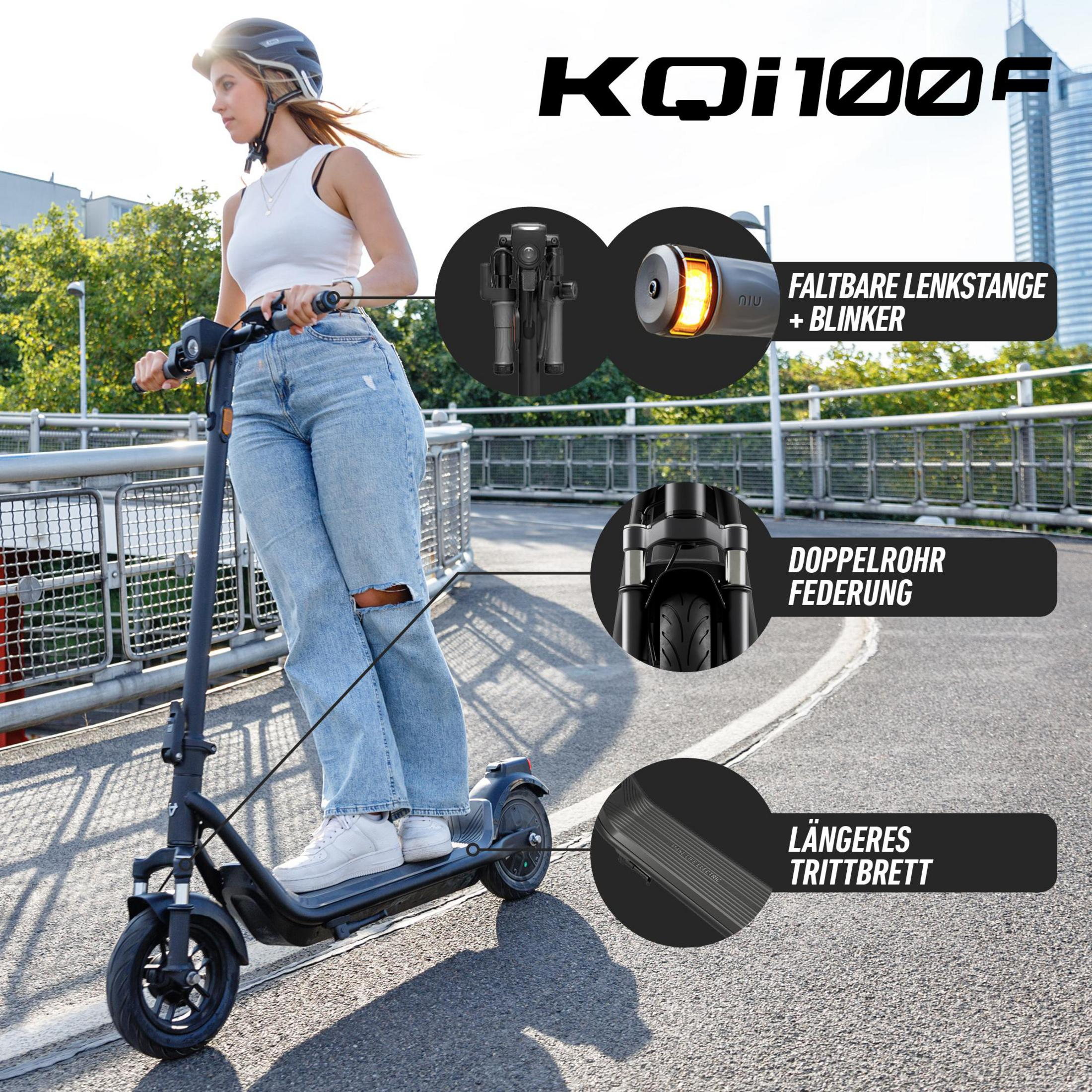 Une femme conduit une trottinette électrique noire sur un chemin pavé. L'image comporte des annotations en allemand.