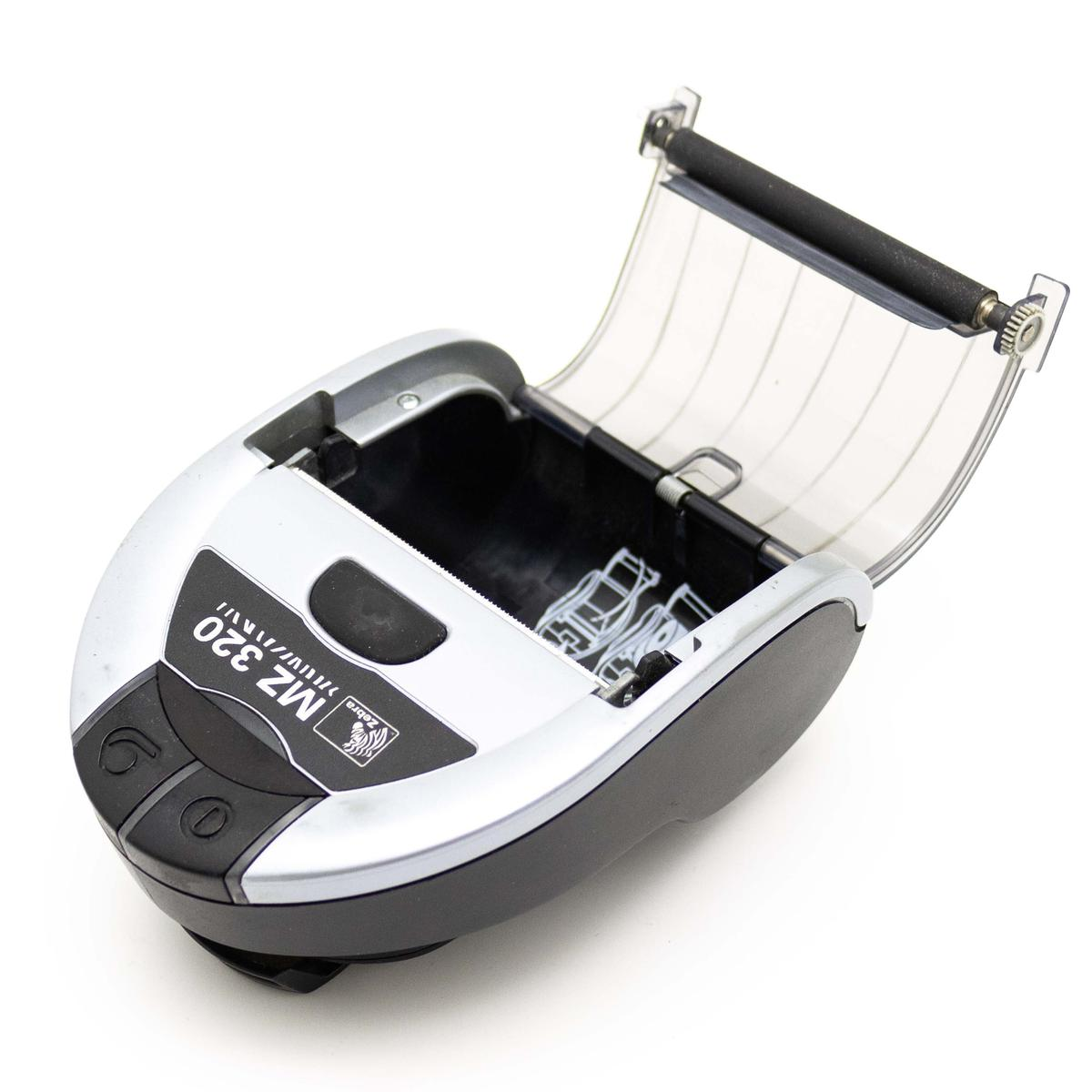 Una stampante Zebra MZ 320 argento e nera su sfondo bianco con un coperchio aperto.