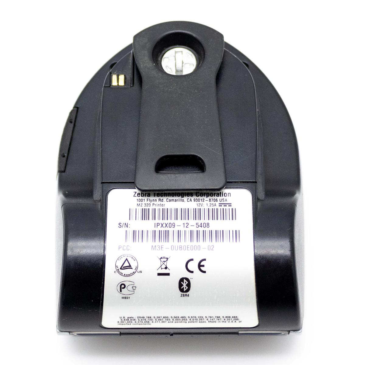 Il retro di una stampante Zebra MZ 320 nera su sfondo bianco, che mostra le specifiche tecniche.