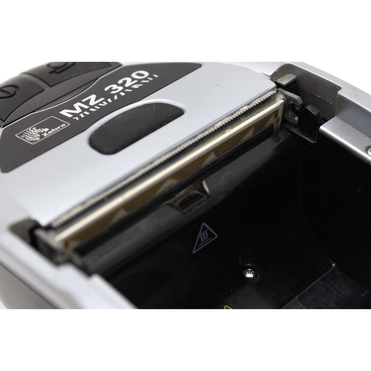Una stampante Zebra MZ 320 argento e nera su sfondo bianco, con dettagli interni visibili.