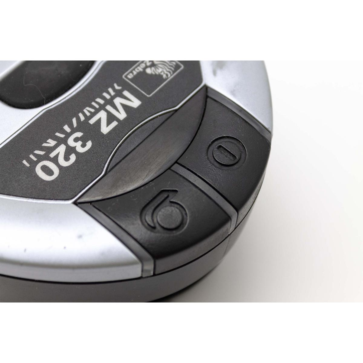 Una stampante Zebra MZ 320 argento e nera su sfondo bianco, che mostra i pulsanti.