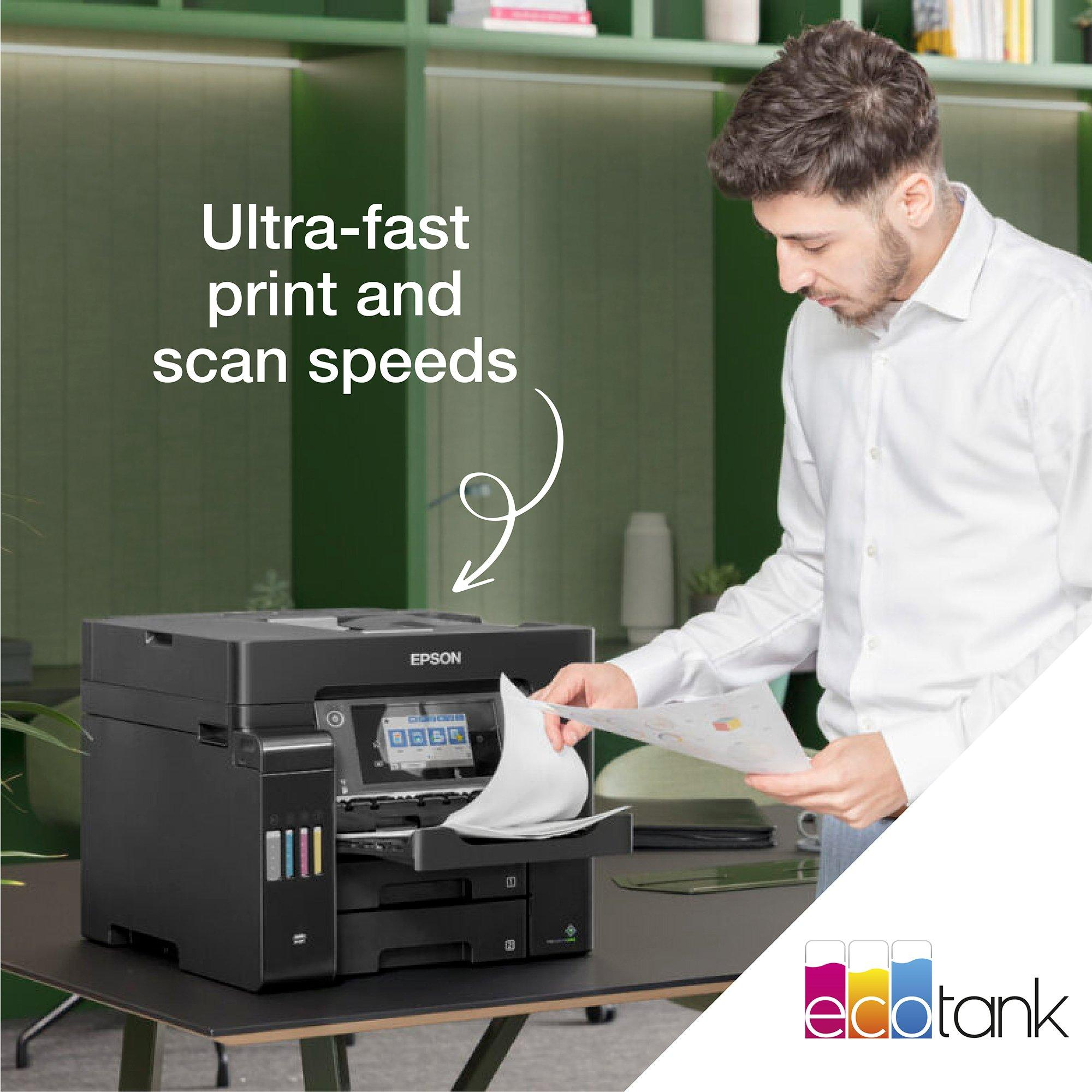 Mężczyzna oglądający wydruk z drukarki Epson.