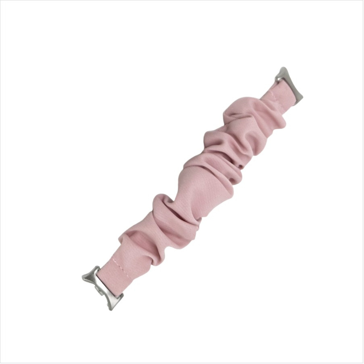 Un cinturino per orologio scrunchie rosa, arricciato, con chiusure argentate, vista angolata.