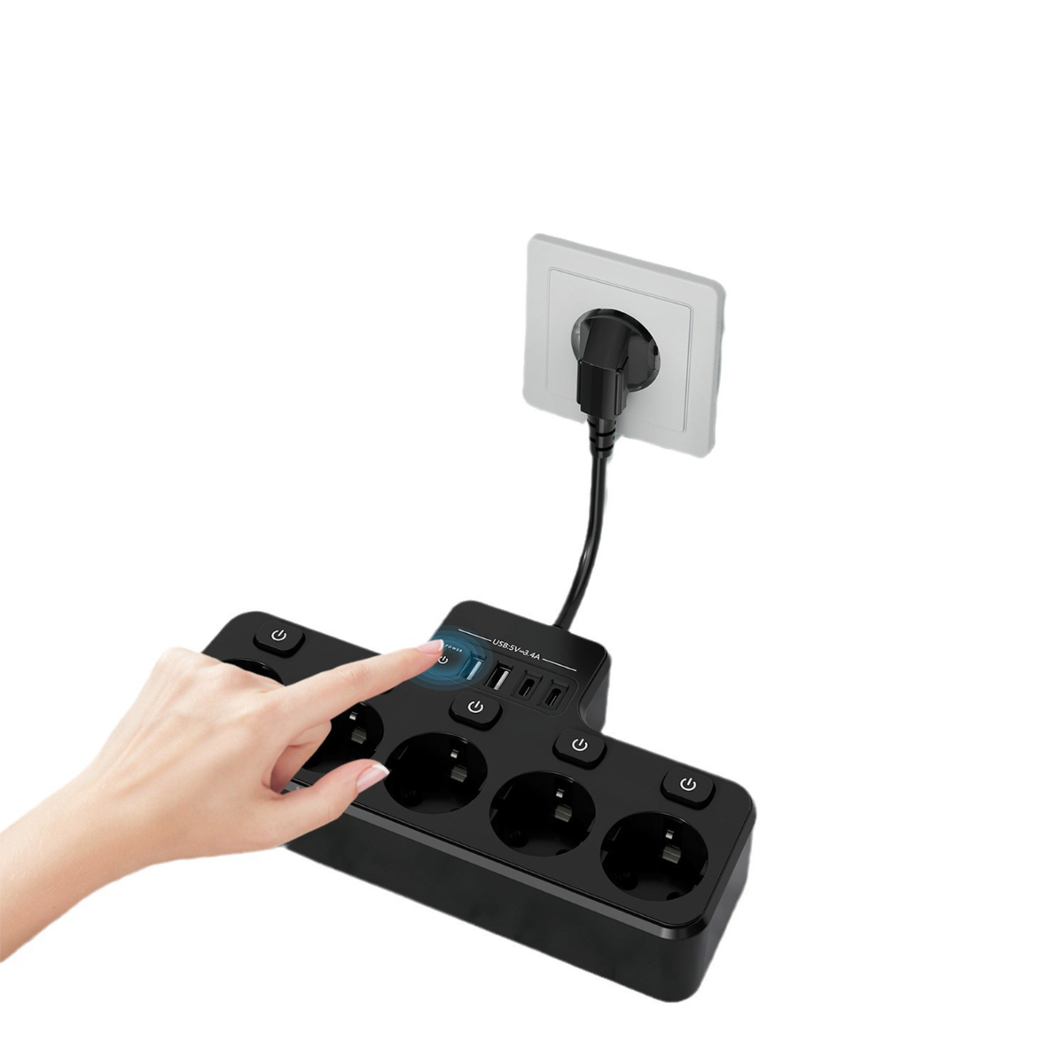 Ein Finger schaltet eine schwarze Steckdosenleiste mit USB-Anschlüssen ein, die in eine Steckdose gesteckt ist.