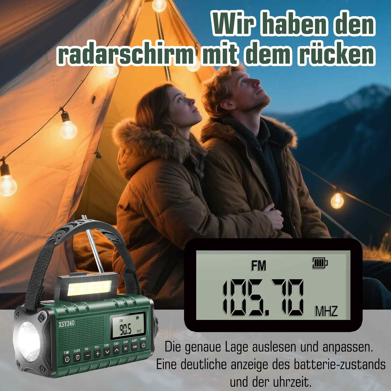 Ein grünes Radio mit Taschenlampe steht im Vordergrund; zwei Personen schauen im Hintergrund nach oben, mit einem Zelt und einem Berg in der Ferne.