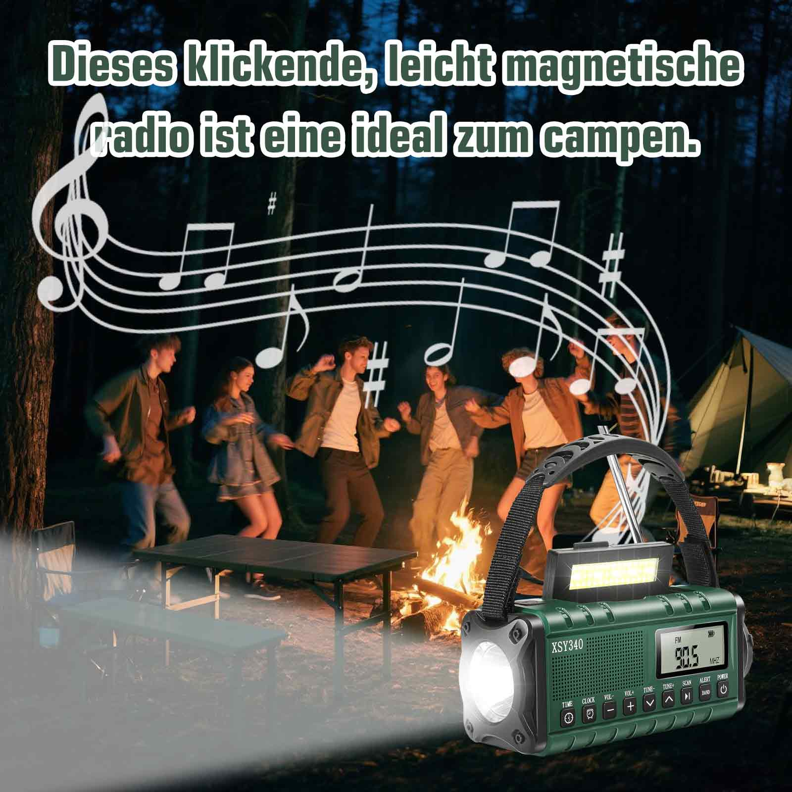 Ein grünes Radio mit Taschenlampe steht vor einer Gruppe von Menschen, die nachts um ein Lagerfeuer tanzen.