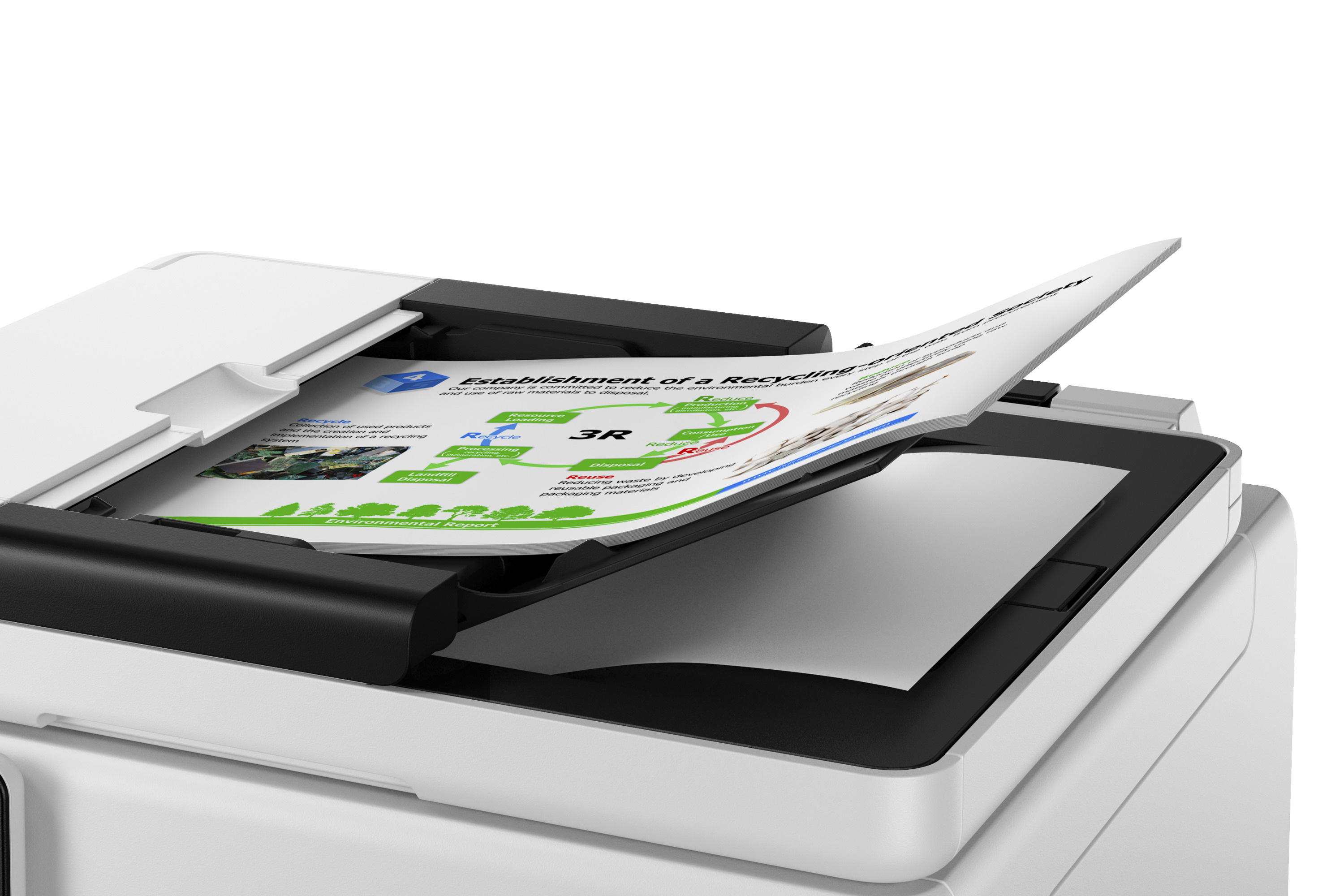 Kawałek papieru z diagramem recyklingu jest skanowany przez biało-czarną drukarkę.