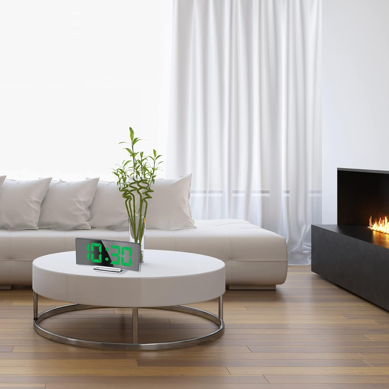 Modernes Wohnzimmer mit einer Digitaluhr, die 10:30 auf einem runden Tisch, einem Sofa und einem Kamin anzeigt.