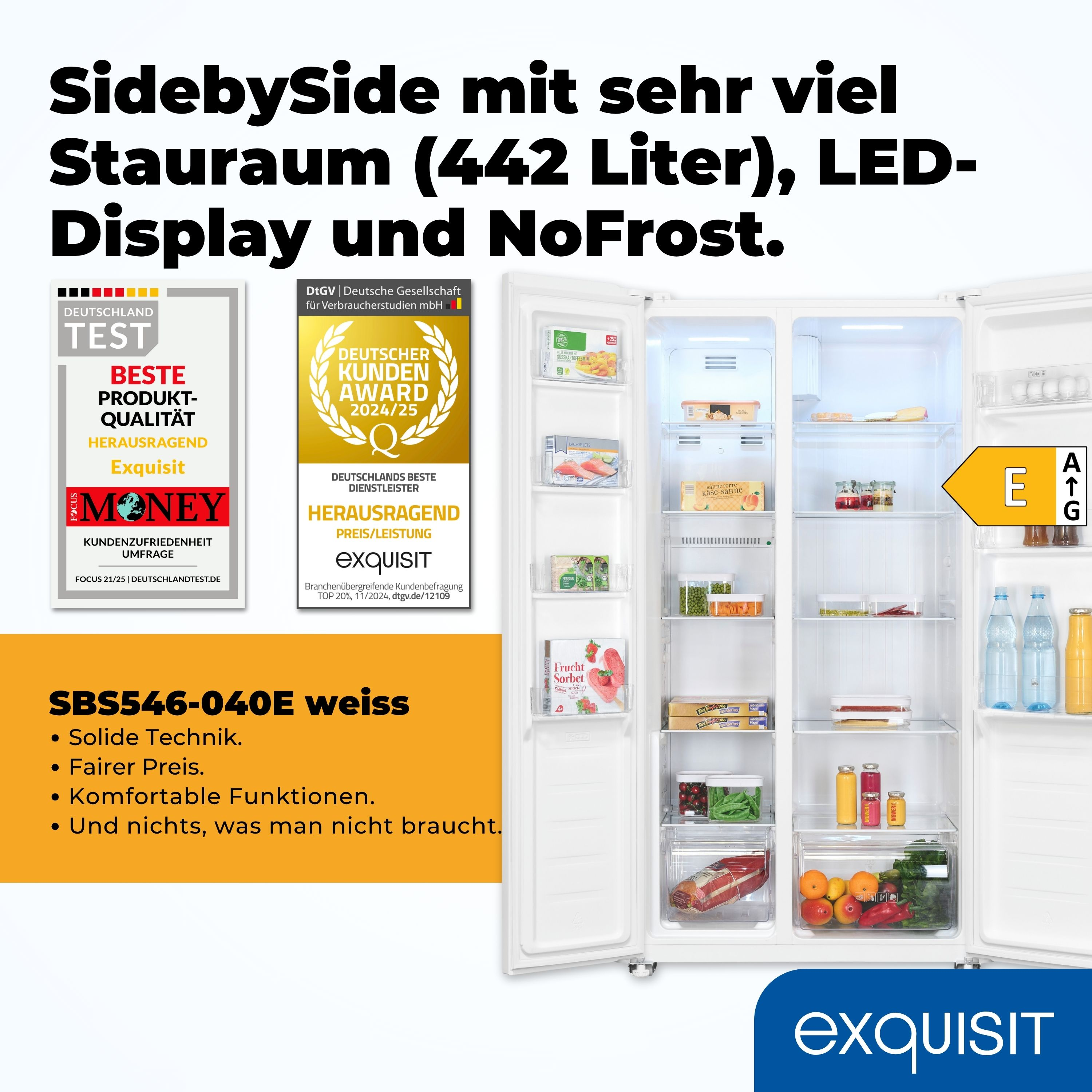 Offener weißer Kühlschrank mit Auszeichnungen und Beschreibungen. Regale mit Lebensmitteln und Getränken.