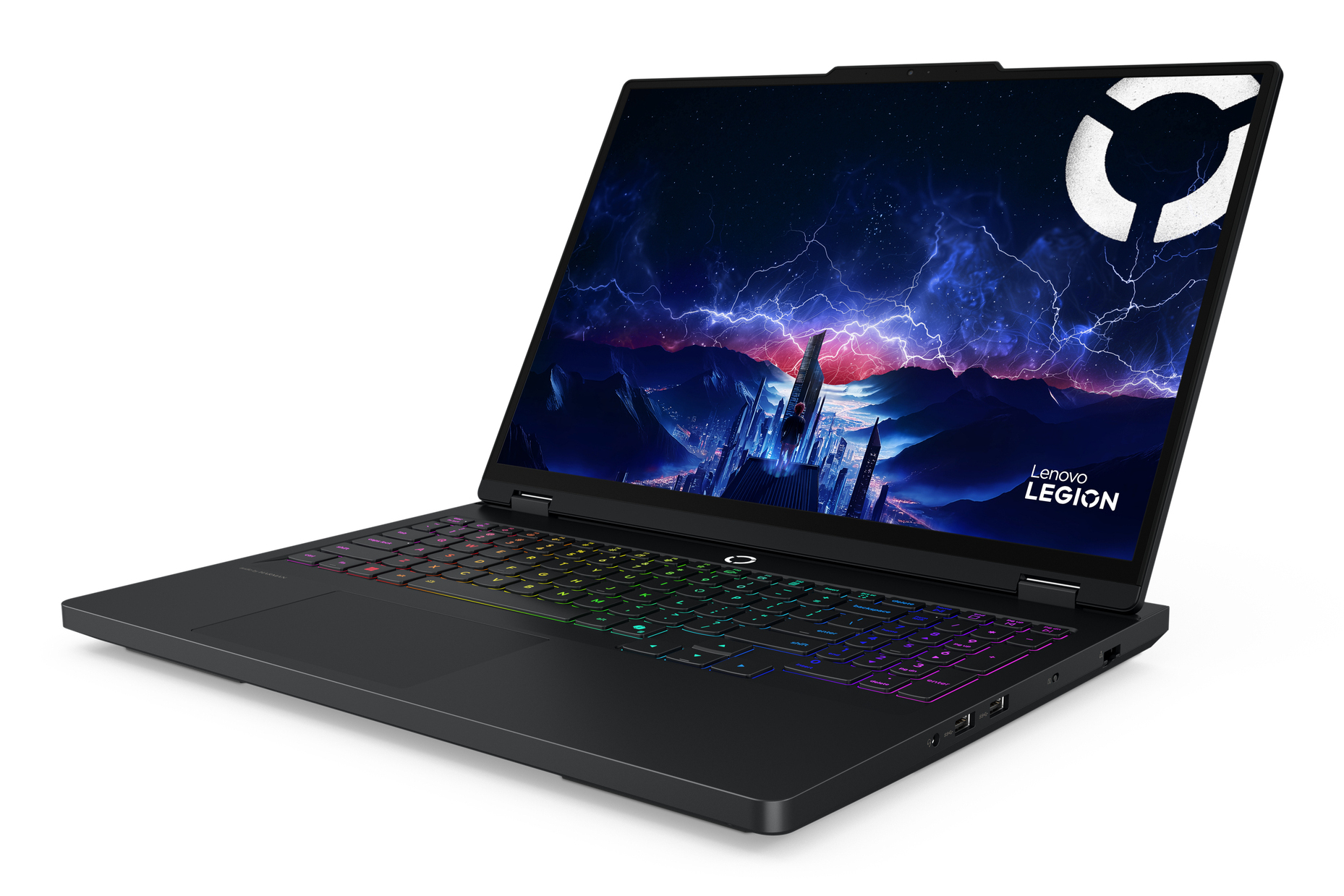 Un laptop Lenovo Legion nero è angolato, mostrando un paesaggio urbano sullo schermo e una tastiera illuminata ad arcobaleno.