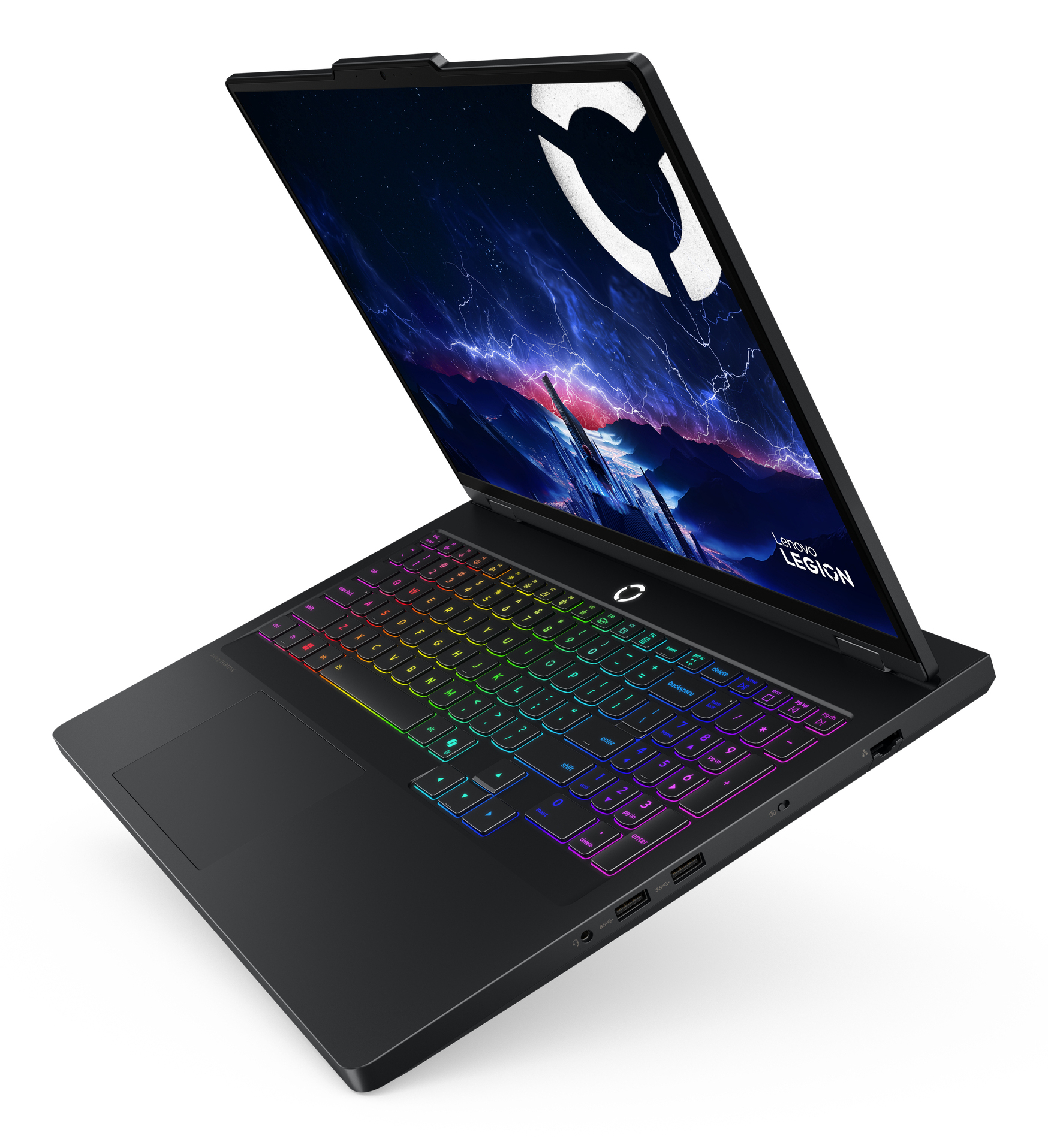 Czarny laptop Lenovo Legion jest ustawiony pod kątem, pokazując panoramę miasta na ekranie i tęczową klawiaturę.