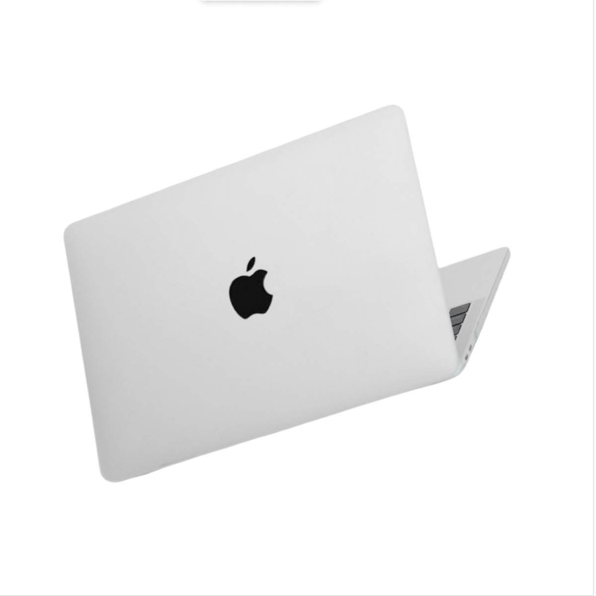 Ein silberner Laptop mit einem schwarzen Apple-Logo ist auf einem hellweißen Hintergrund abgewinkelt.