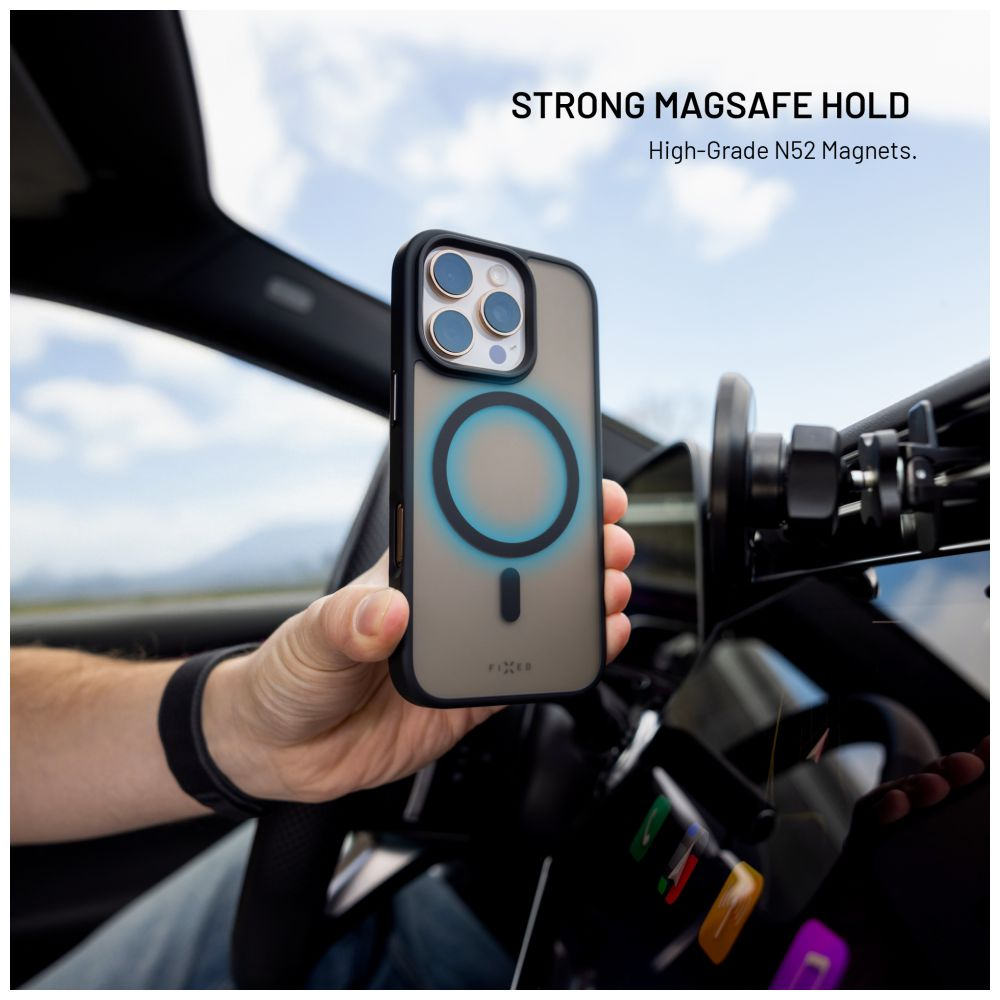 Person im Auto hält Telefon mit Hülle. Telefon hat MagSafe-Kreis. Auto-Interieur im Hintergrund.