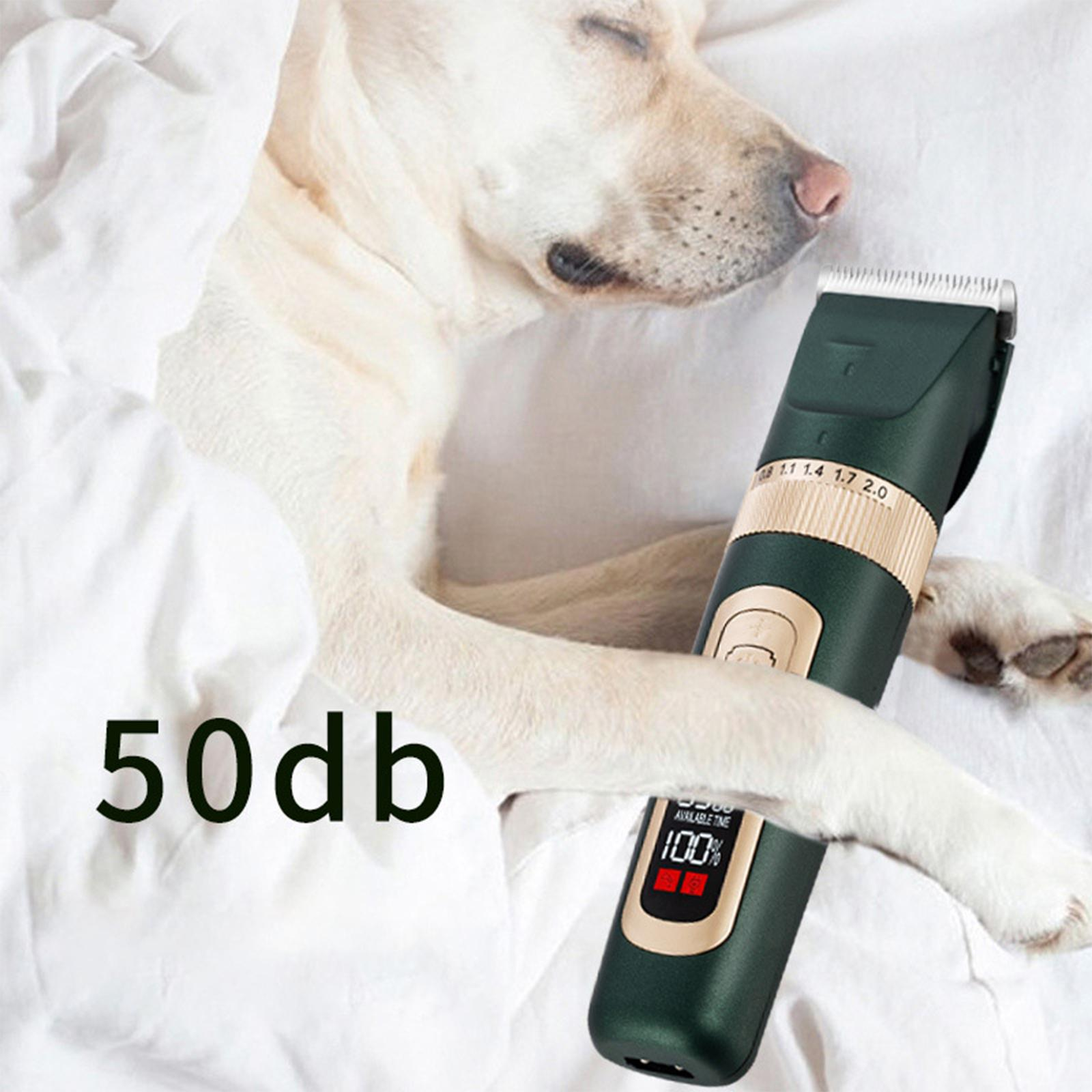Ein schlafender Hund mit einem Tierhaarschneider darauf und dem Text '50db' auf einem weißen Laken.