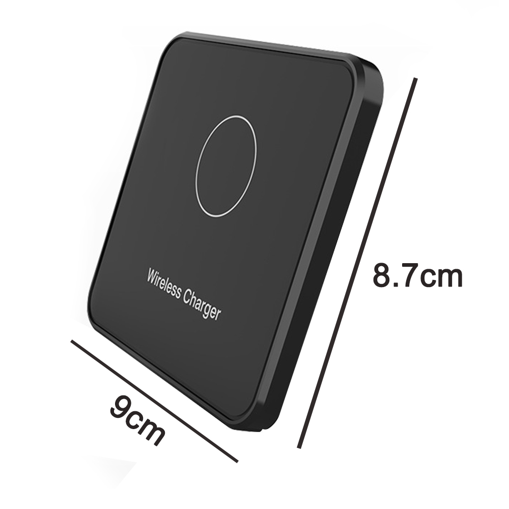 Ein schwarzes kabelloses Ladepad mit den Maßen 8,7 cm und 9 cm.