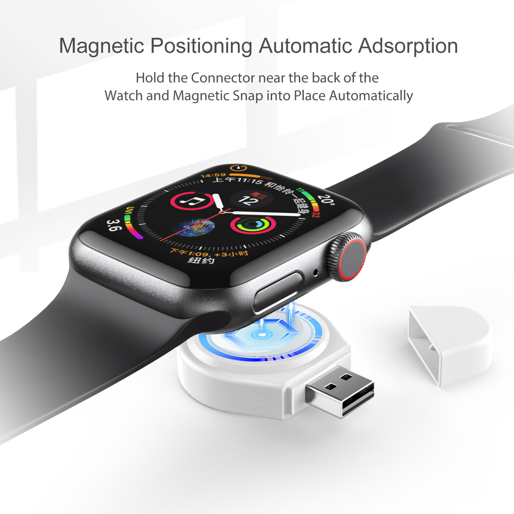 Apple Watch wird auf einem weißen Ladegerät geladen, mit Laptop im Hintergrund.