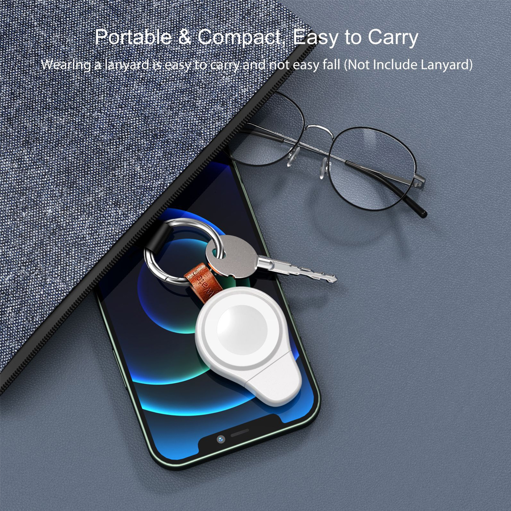 Weißes Apple Watch-Ladegerät, Schlüssel, Brille und Telefon in einer blauen Tasche.