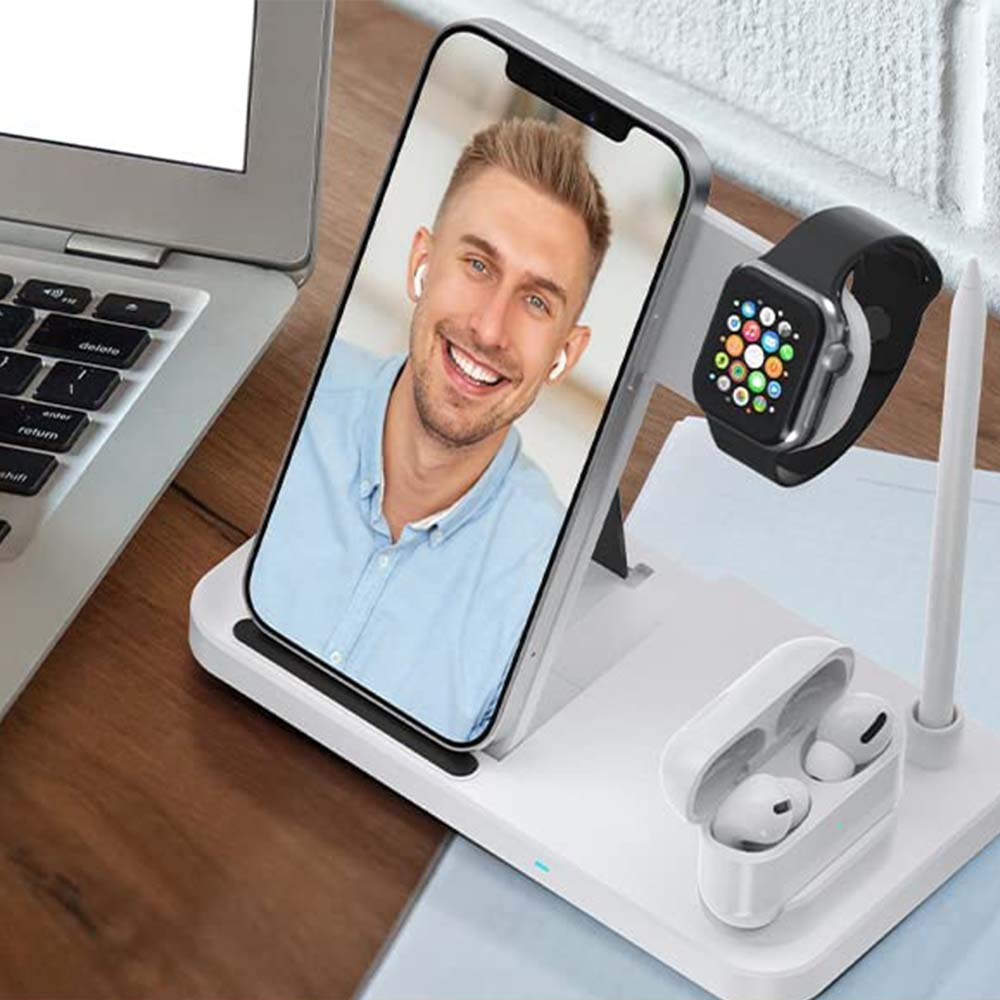 Eine Ladestation mit Telefon, Uhr, Stift und Ohrhörern.