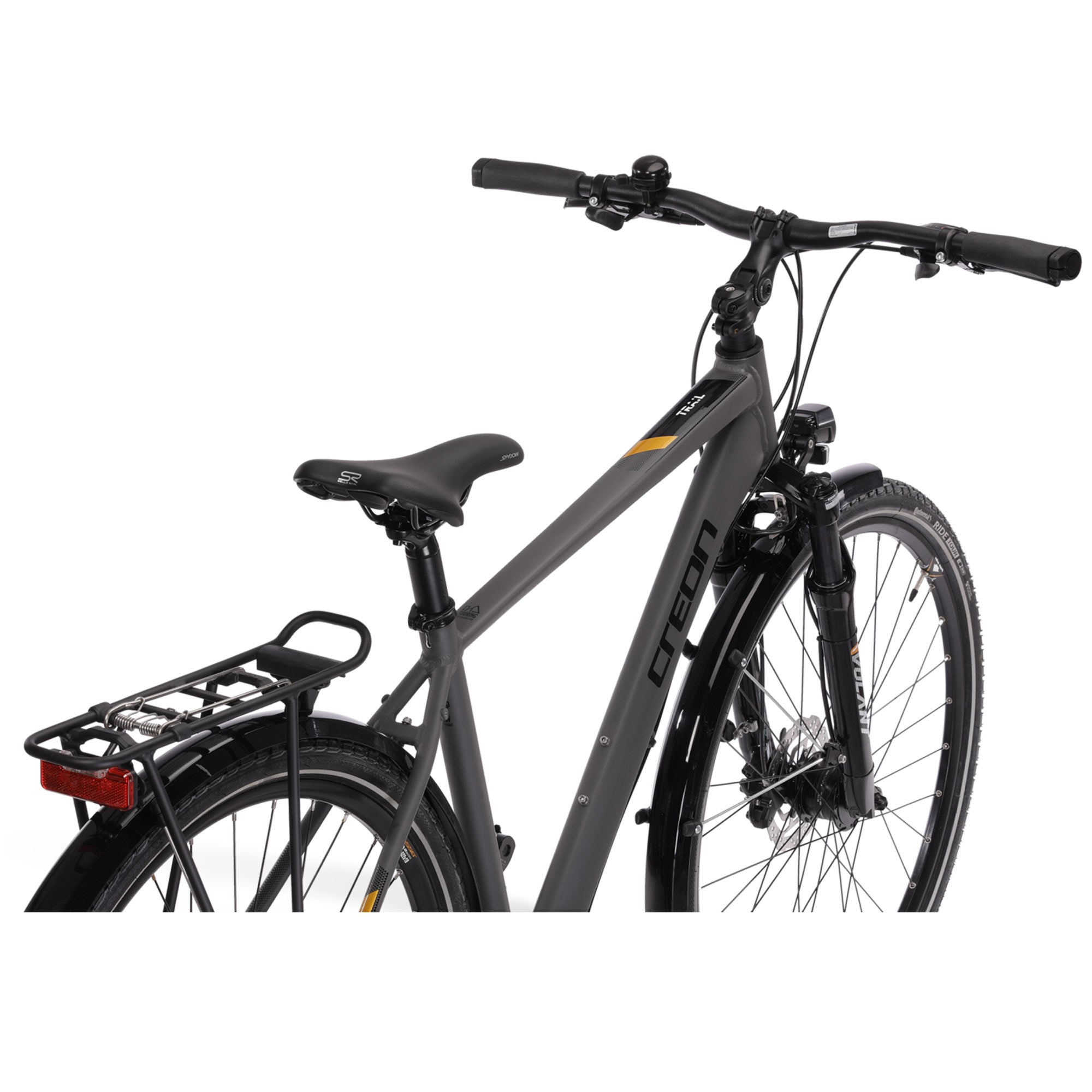 Ein graues Fahrrad mit schwarzen Reifen, einem schwarzen Sitz und einem Gepäckträger über dem Hinterrad. Das Heck ist fokussiert. Der Markenname ist auf dem Rahmen.