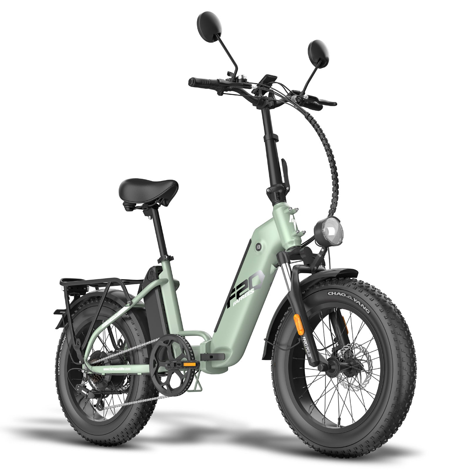 Ein hellgrünes E-Bike mit fetten Reifen, einem kleinen Sitz und einem Gepäckträger auf weißem Hintergrund.