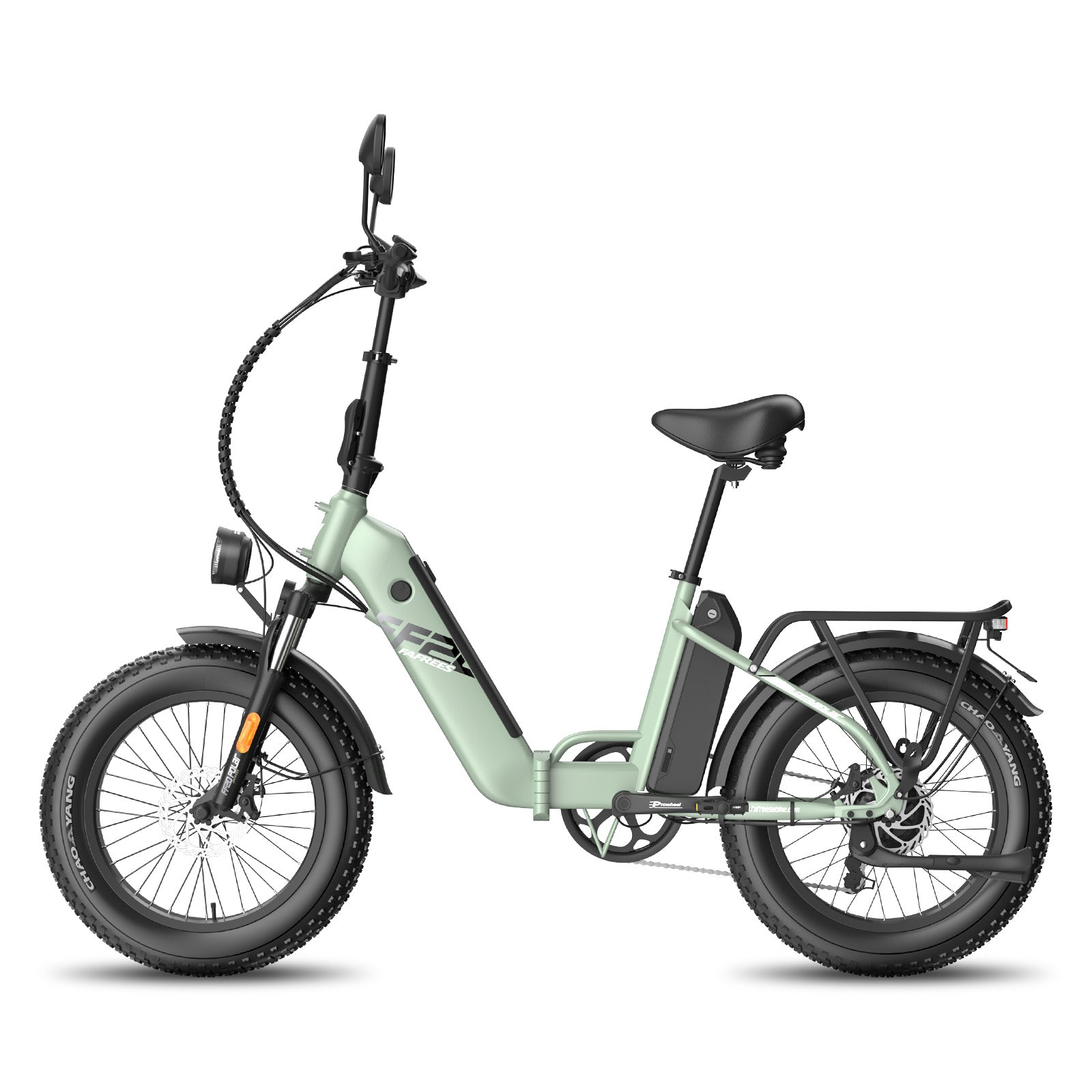Ein hellgrünes E-Bike mit fetten Reifen, einem kleinen Sitz und einem Gepäckträger wird auf weißem Hintergrund dargestellt.