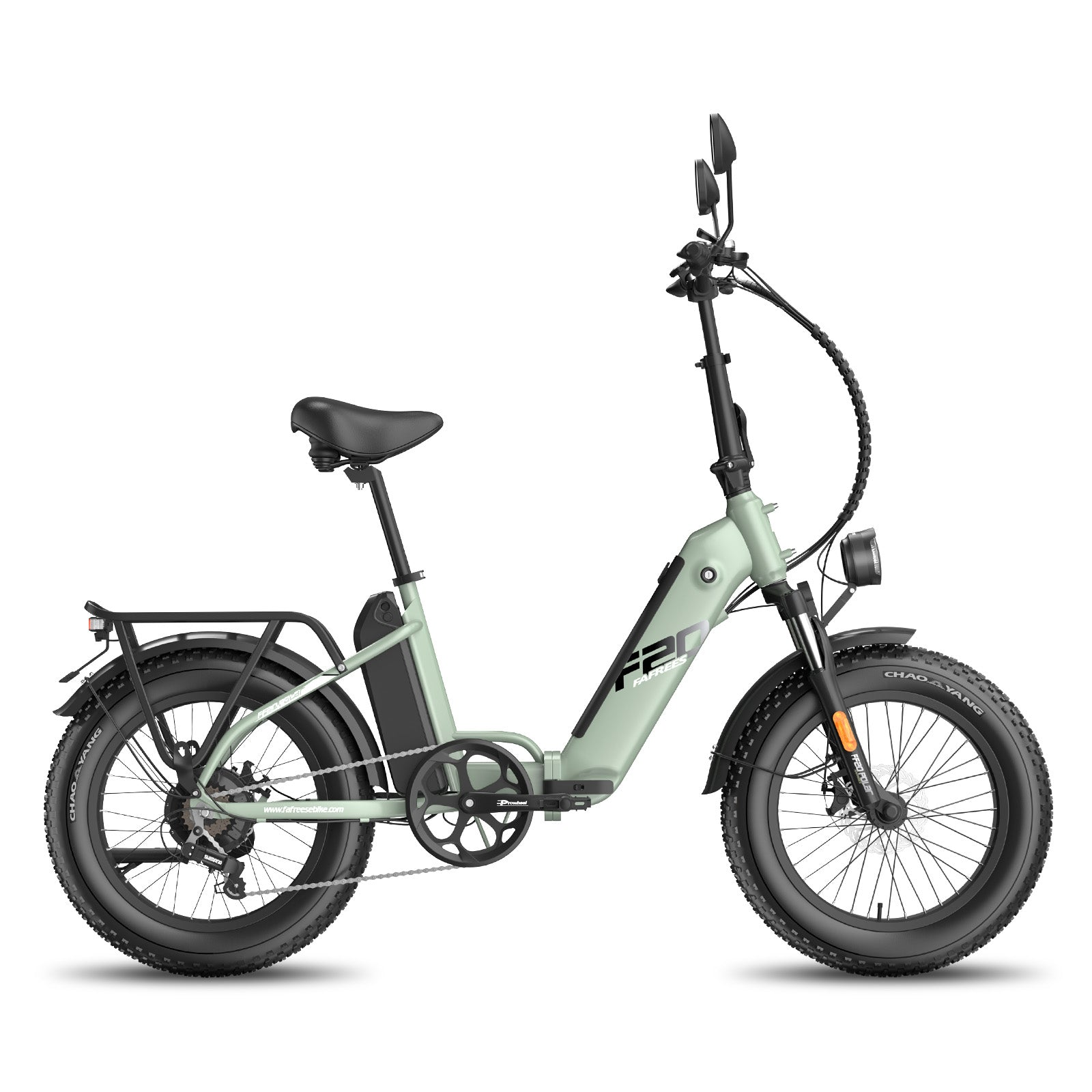 Ein hellgrünes E-Bike mit fetten Reifen und einem Gepäckträger wird auf weißem Hintergrund dargestellt.