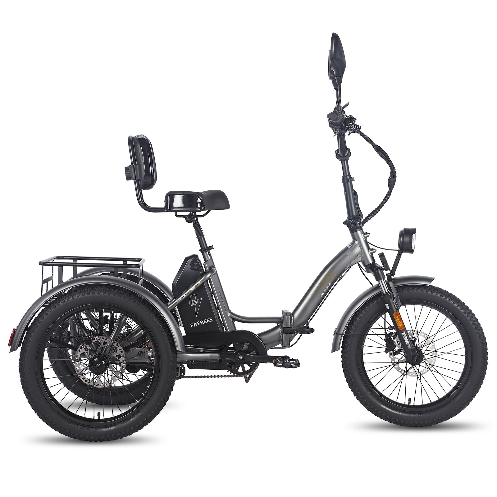 Graues Dreirad-E-Bike mit schwarzem Sitz, Batterie und Korb vor weißem Hintergrund.