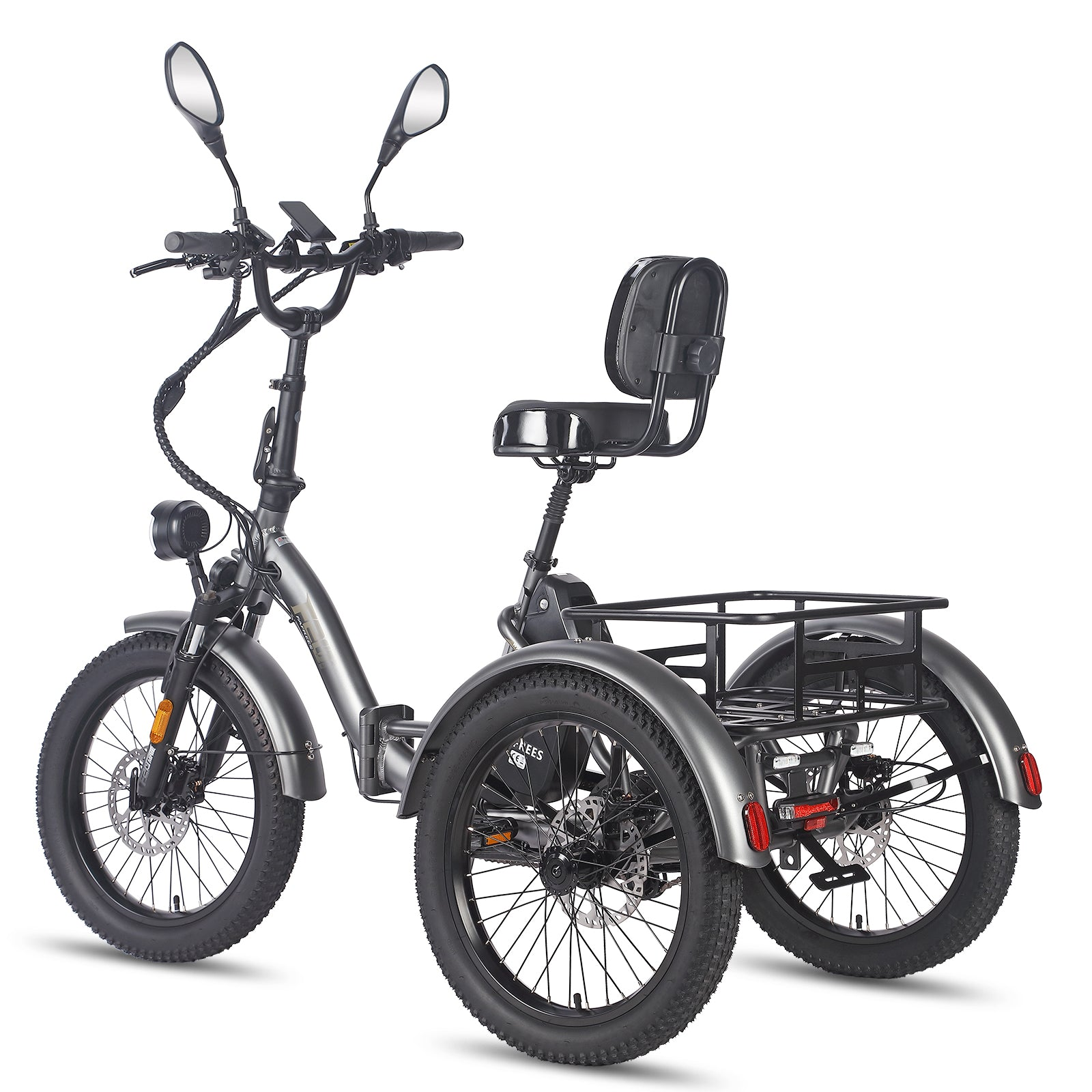 Graues Dreirad-E-Bike mit Spiegeln, schwarzem Sitz, Batterie und Korb vor weißem Hintergrund.