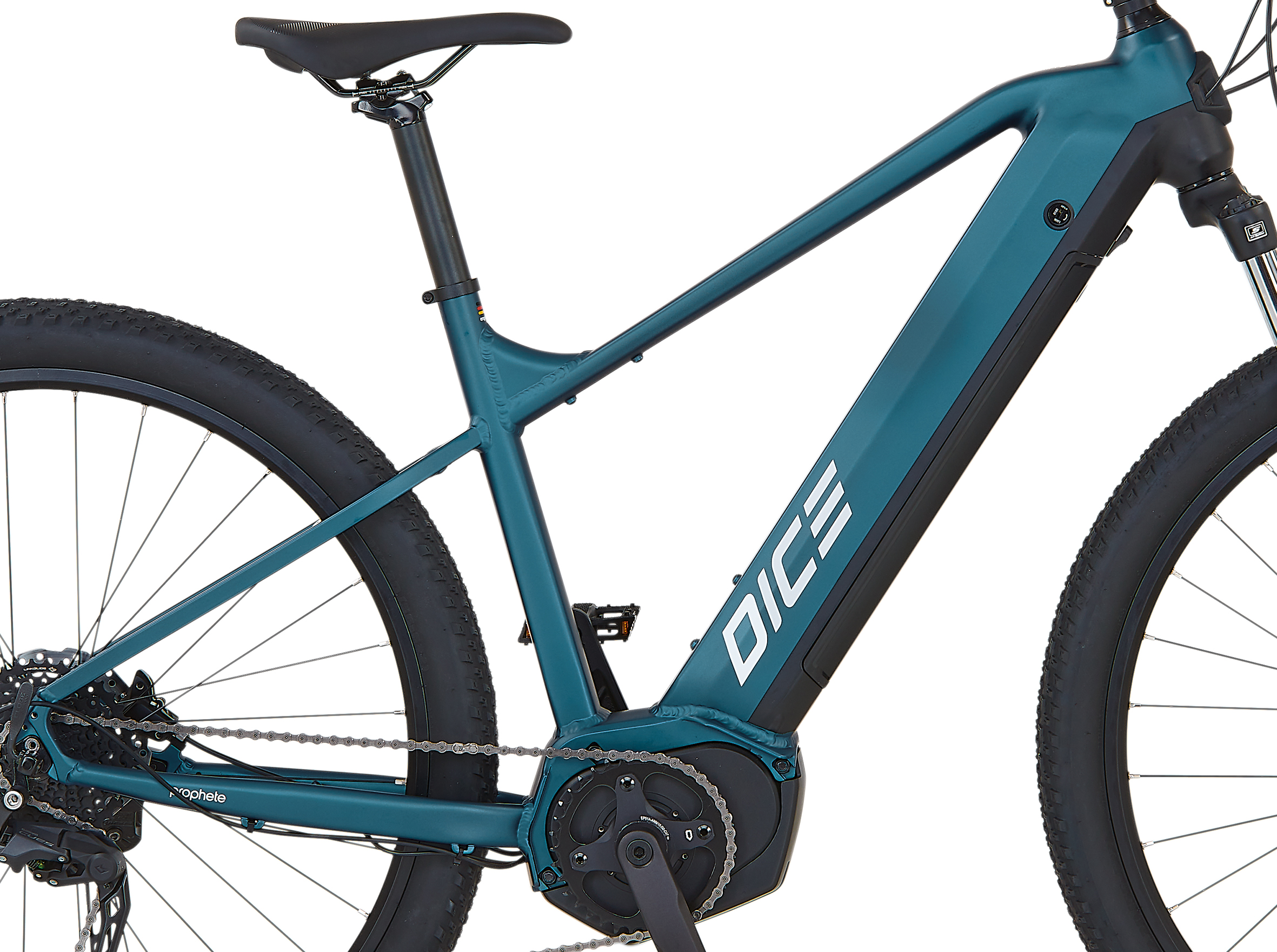 Nahaufnahme eines blaugrünen Dice E-Bikes mit schwarzen Pedalen vor einem weißen Hintergrund.