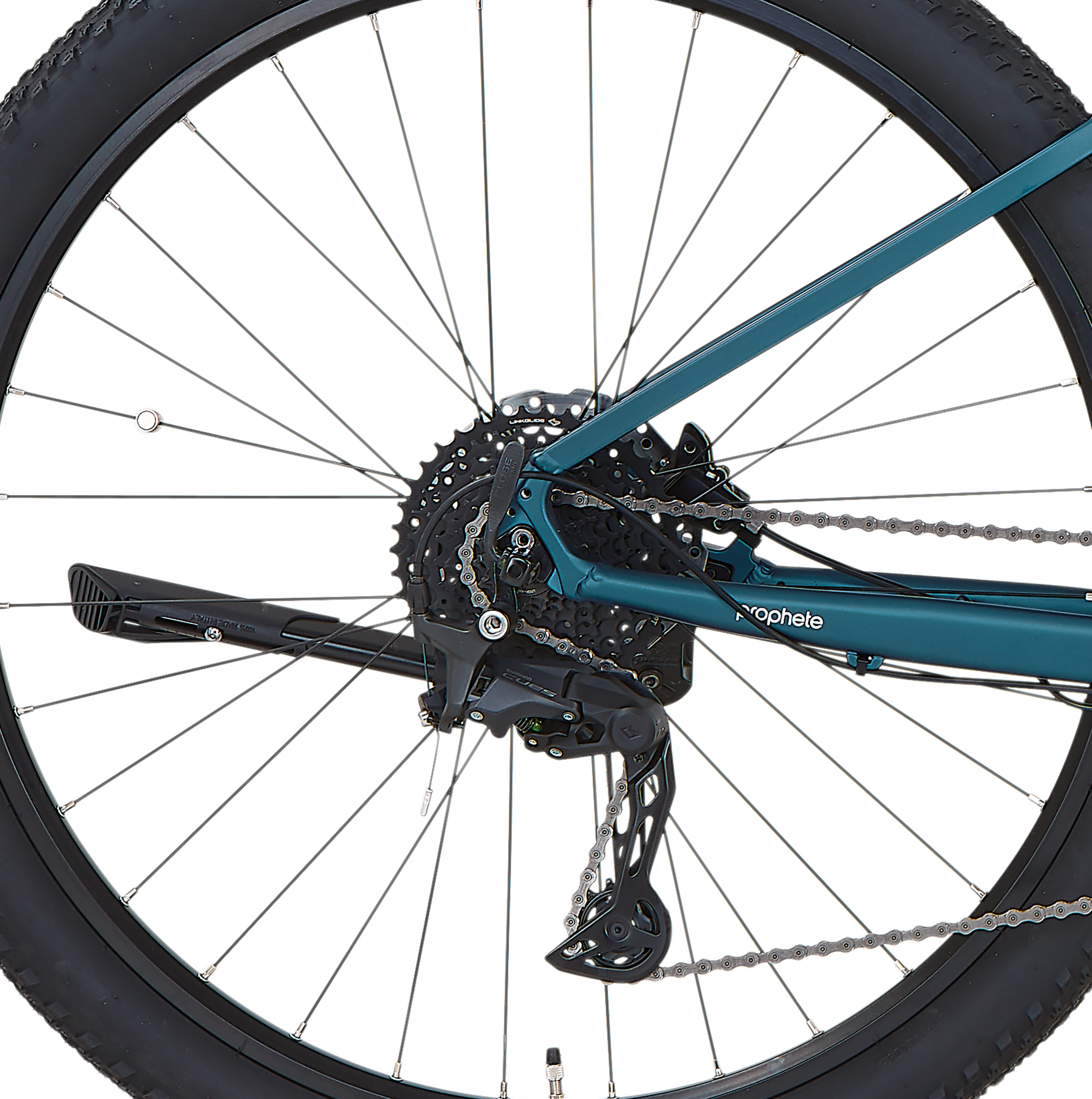 Nahaufnahme des Hinterrads eines blaugrünen Dice E-Bikes vor einem weißen Hintergrund.