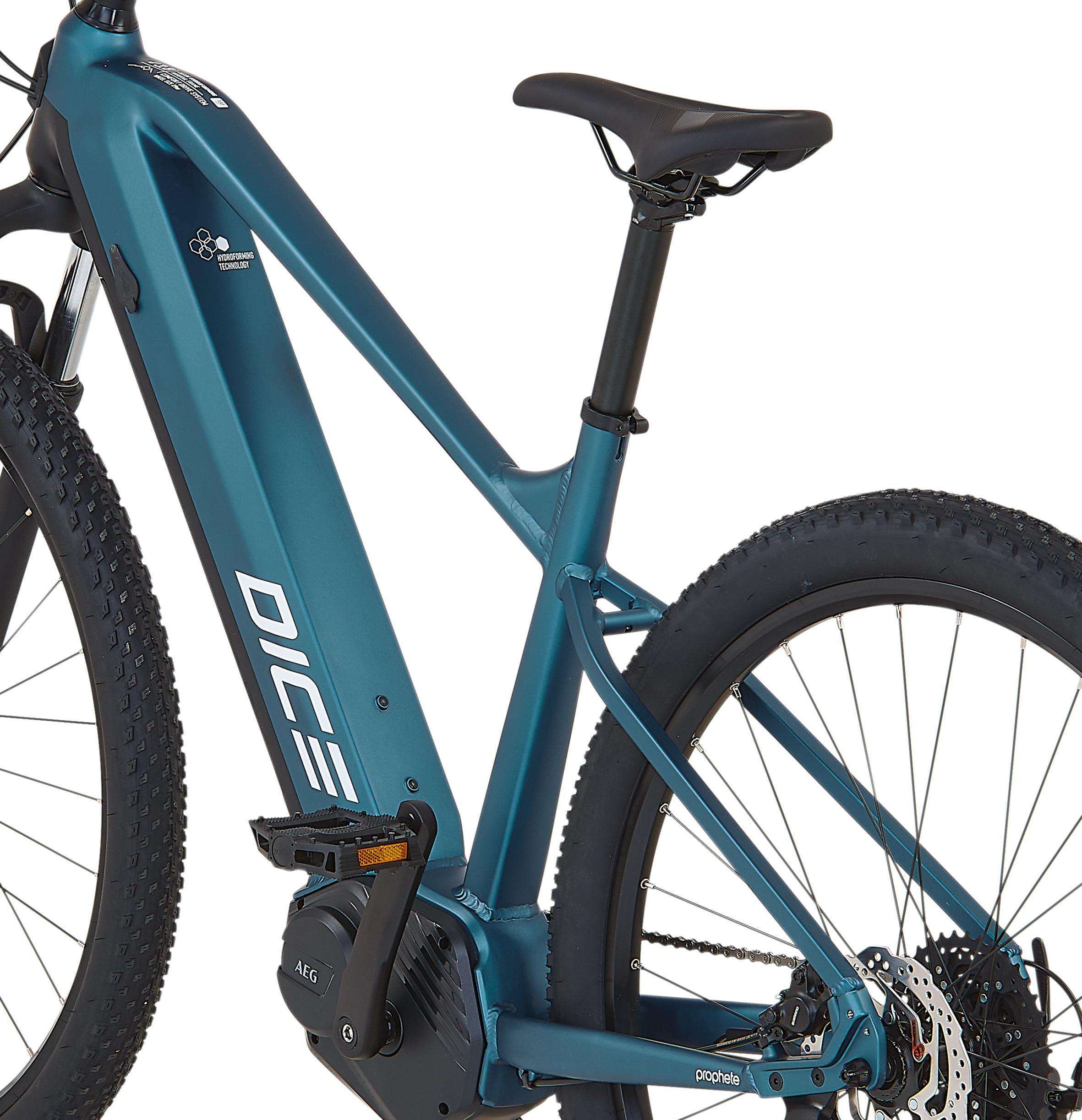 Nahaufnahme eines blaugrünen Dice E-Bikes mit schwarzen Pedalen und Sitz vor einem weißen Hintergrund.