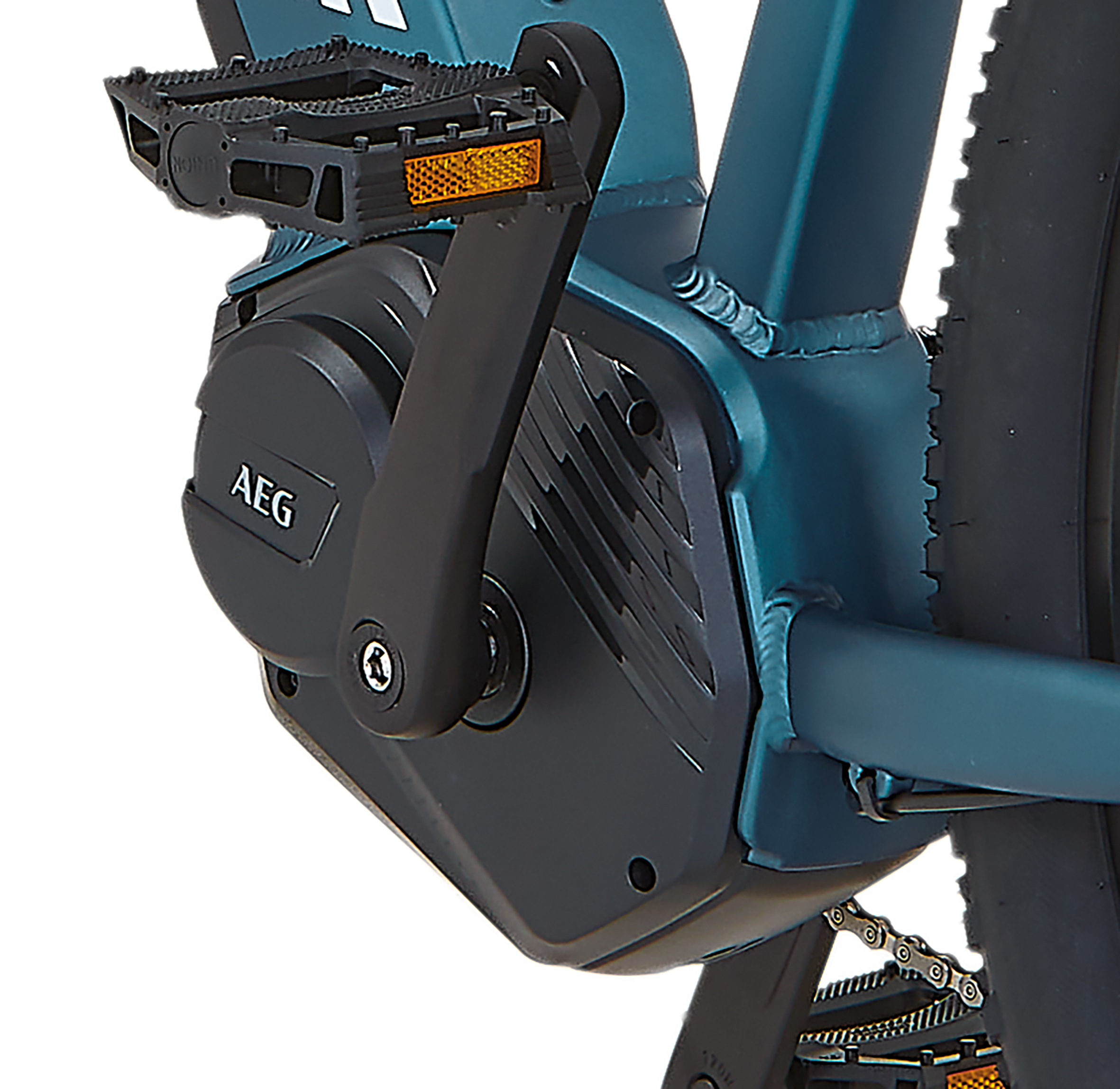 Nahaufnahme der Pedale und des Motors eines blaugrünen Dice E-Bikes vor einem weißen Hintergrund.