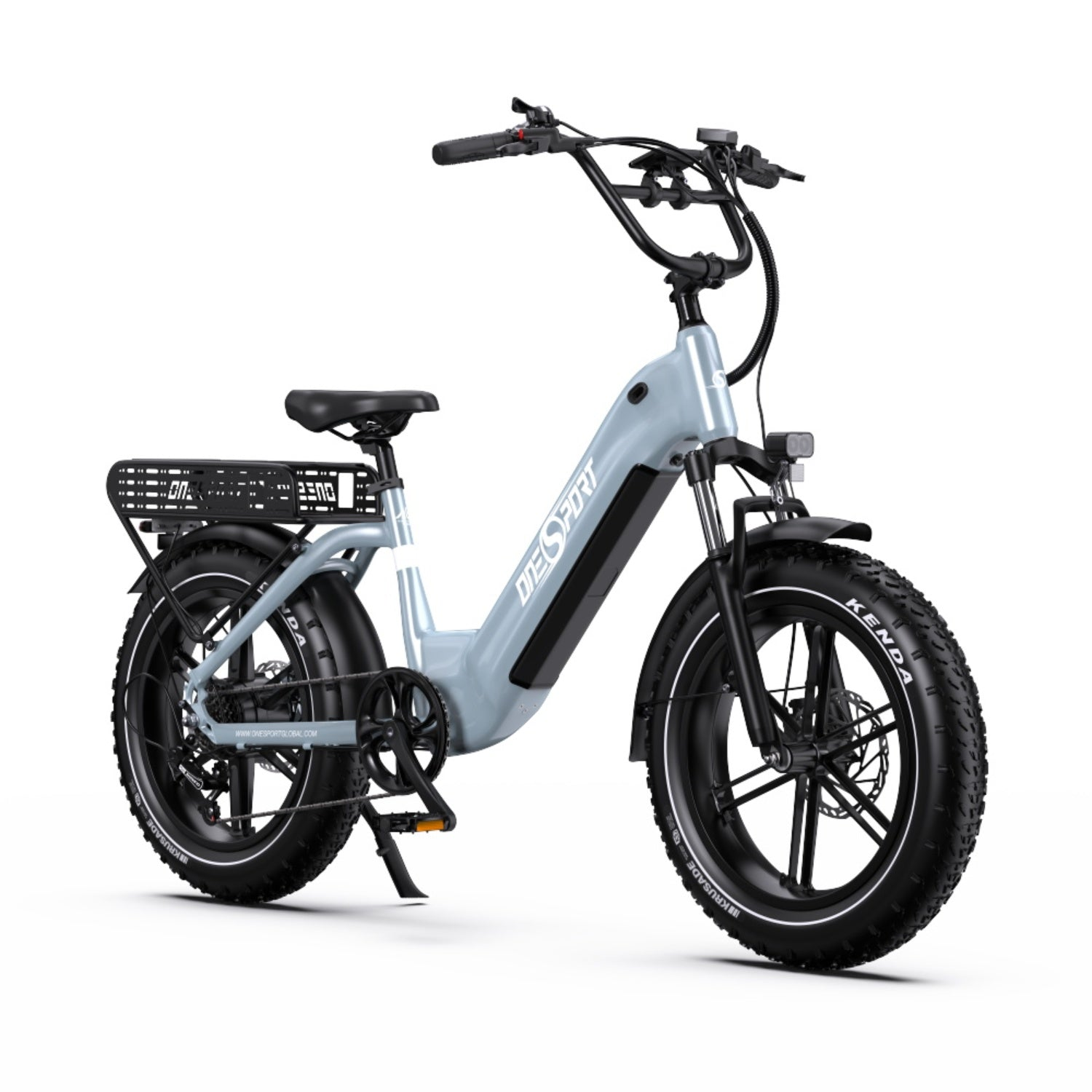 Una bicicleta eléctrica DielSport gris tiene neumáticos negros y una cesta trasera negra. Está sobre un fondo blanco.